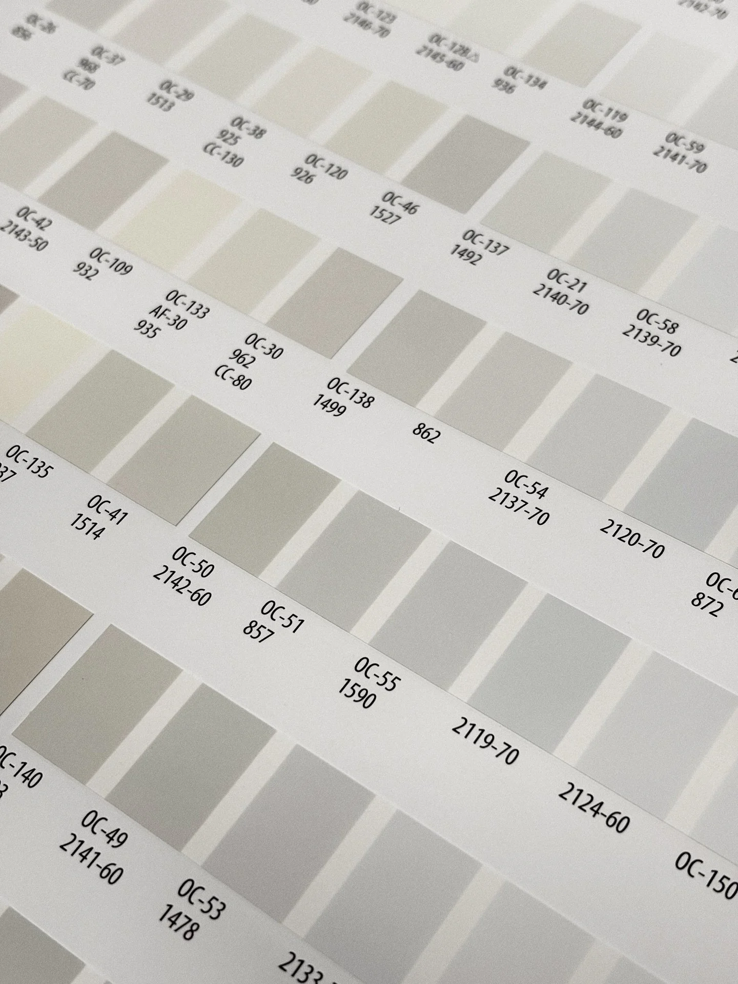 Been living and kinda breathing off whites this week. Being sick most of the week meant lots of time at the computer working on upcoming renderings and designs🤍💻 

#bluetickstudiodesign #offwhite #benjaminmoore #renderingservices #decorator