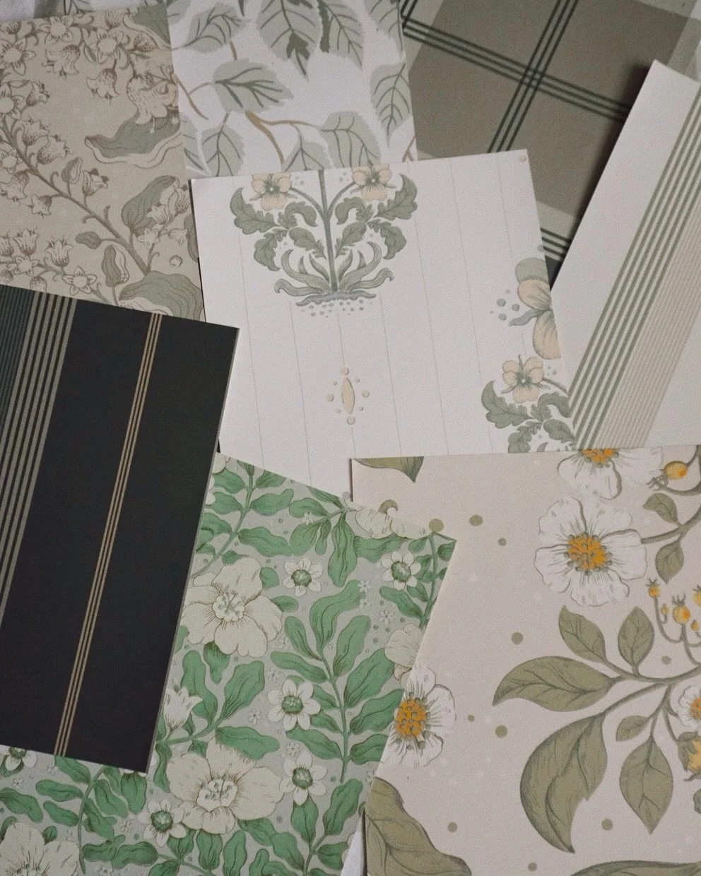 I looovveeeeeeeeee wallpaper. While the trends lean towards white and neutral, I love a strong wallpaper to add personality to a space🤩✨💐

Particularly obsessed with this recent collection from @astreetprints🤩🤩🤩 Every single one is a hit. And on