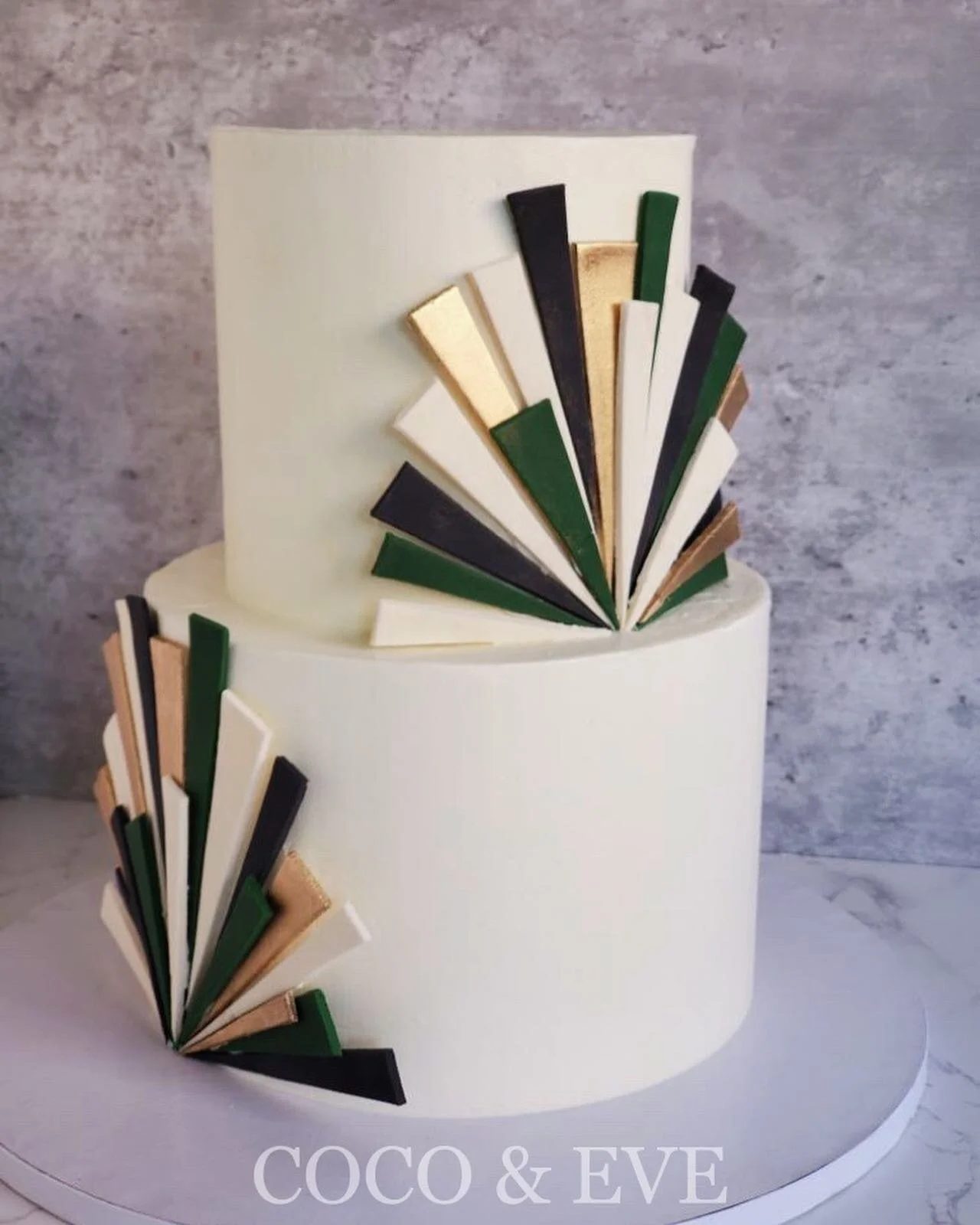 We love a good 1920's vintage vibe and this #artdeco design with elegant starbursts was a fun one for an engagement party! 

🎂: Red velvet cake + cream cheese buttercream filling