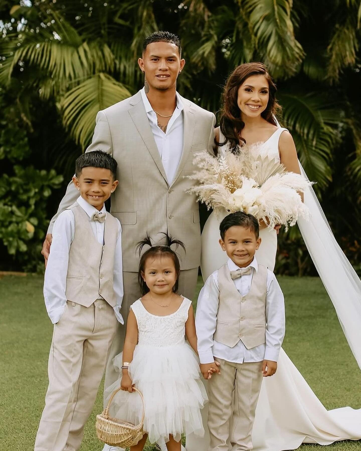 A moment in time 💍 a lifetime of love. 

Bride &amp; Groom: @emmaleipanoke @jonahpanoke

#oahu #hawaii #weddingvenues #wedding #events #hawaiiweddings #married #honolulu #love #aloha #hawaiiweddingvenue #outdoor #venue #hawaiiekahiawards #oahuweddin