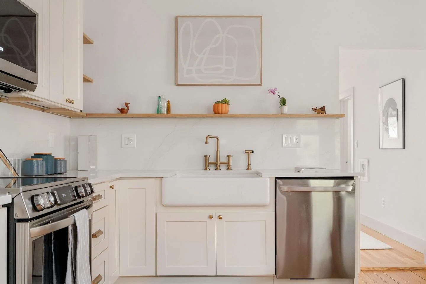 Mid-Cambridge treetop living! One of my recent projects is for sale with @laurenholleranteam @bertoovalle
&ldquo;Mid Cambridge. Classic top-floor condo set on a one-way, leafy street a few short blocks from Harvard Yard and across the street from the
