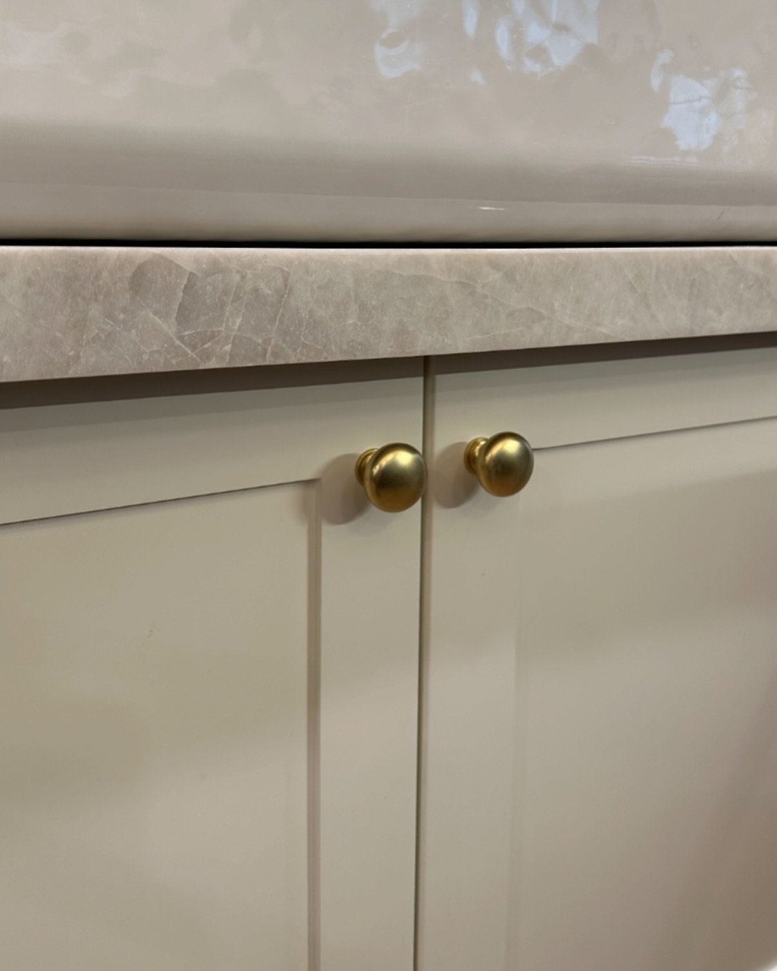 Details ✨

This drip ledge isn&rsquo;t just another pretty detail, it&rsquo;s also functional and protects your investment! By adding this little ledge of Taj Mahal under the apron front sink our client can now wash dishes without any worry of the wa