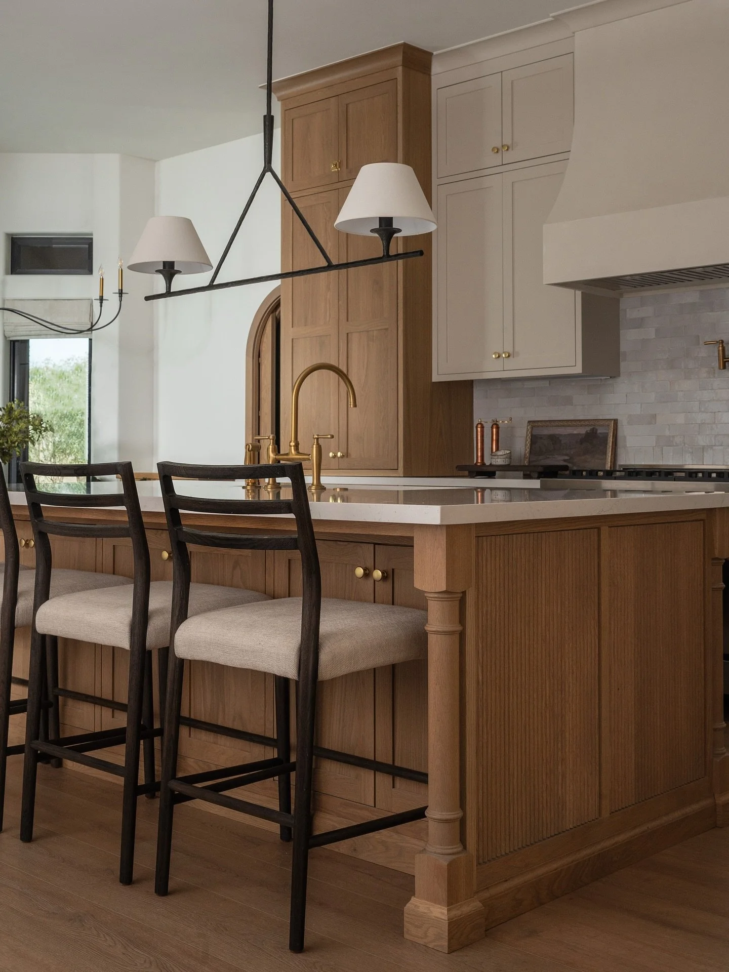 Every good kitchen has a secret, and this one just happens to be hiding a little magic behind the arch. ✨
From the start, our clients had two very different visions. He wanted bright, open, and timeless—the kind of space that feels calm the mo