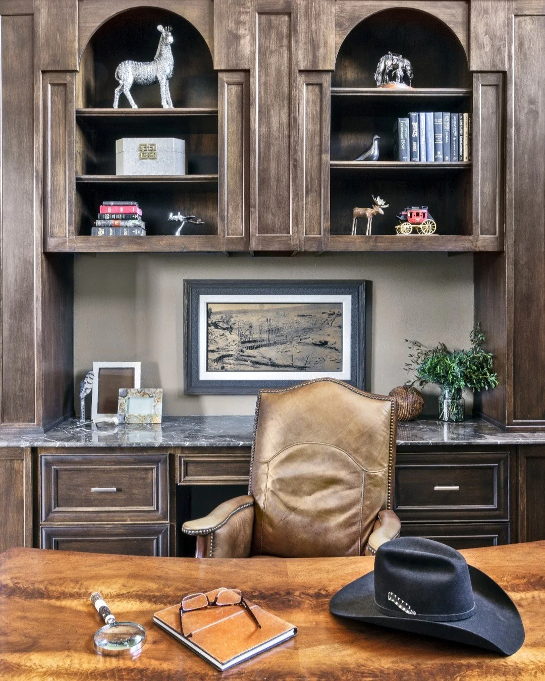 𝘈 𝘭𝘪𝘵𝘵𝘭𝘦 𝘩𝘰𝘤𝘶𝘴 𝘧𝘰𝘤𝘶𝘴.🪄

Leather, burlwood, and moody stone&mdash;this office has all the spellbinding ingredients for a productive fall. Because a well-designed workspace can work a little magic of its own.

📸: @reganelizabethphoto