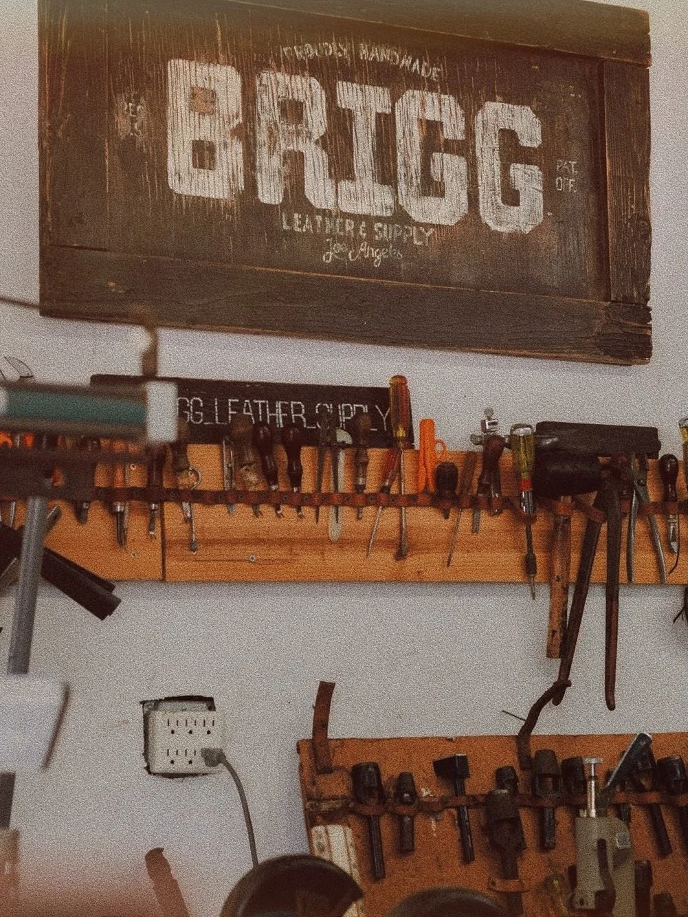 An afternoon of work at the workshop.
Each leather piece is handmade, using artisanal processes and a lot of work to create quality products meant to be part of your everyday life.

.

#BriggLeather #BuiltForUse #HeritageInEveryStitch #Rucksack #Craf