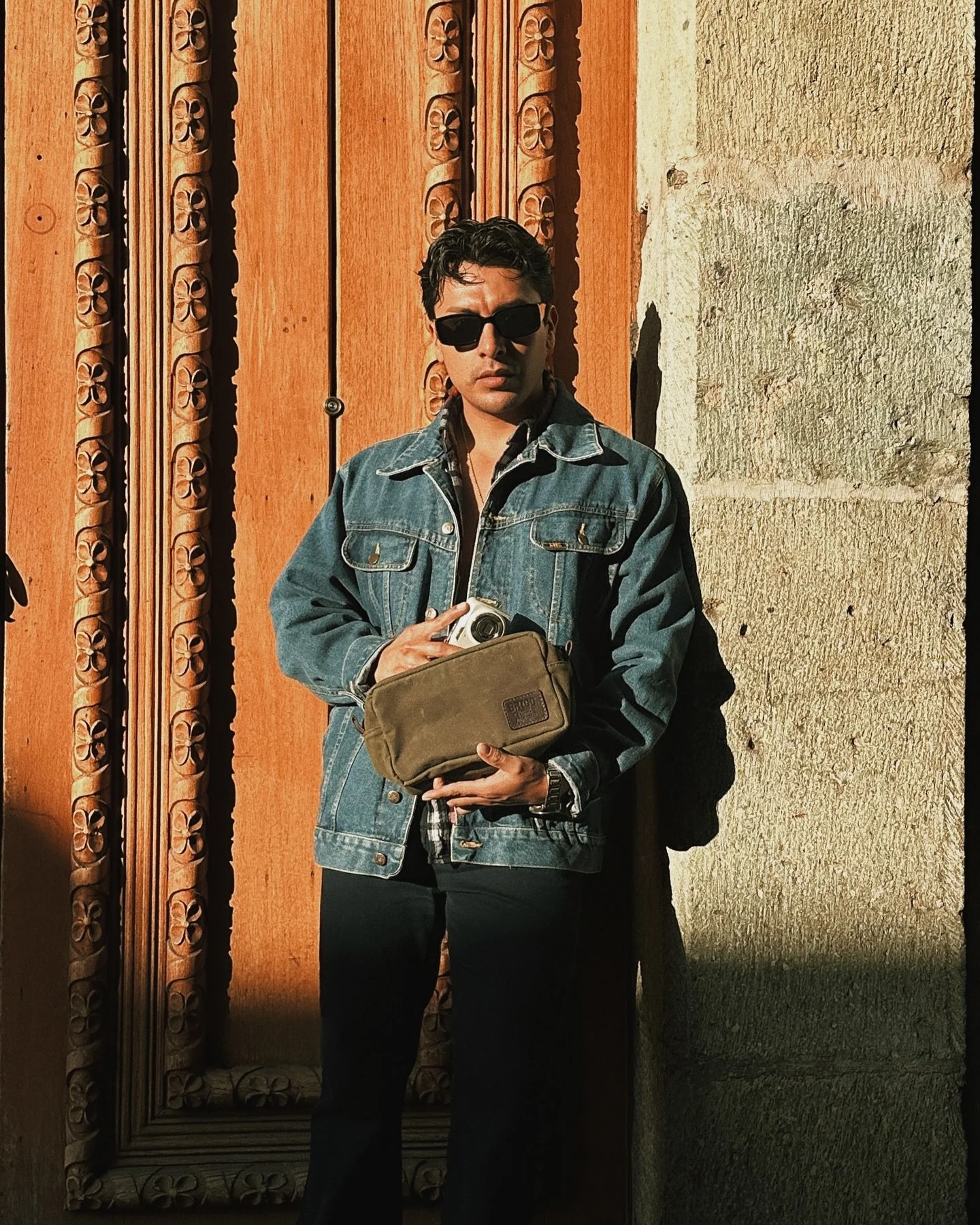 The Dopp Kit &ndash; B4 Olive + EDC Utility Pouch + Carry All Tote accompanied the route the way well-made pieces do: without forced prominence, simply doing its job. Inside, enough room for what&rsquo;s essential; outside, materials that respond to 