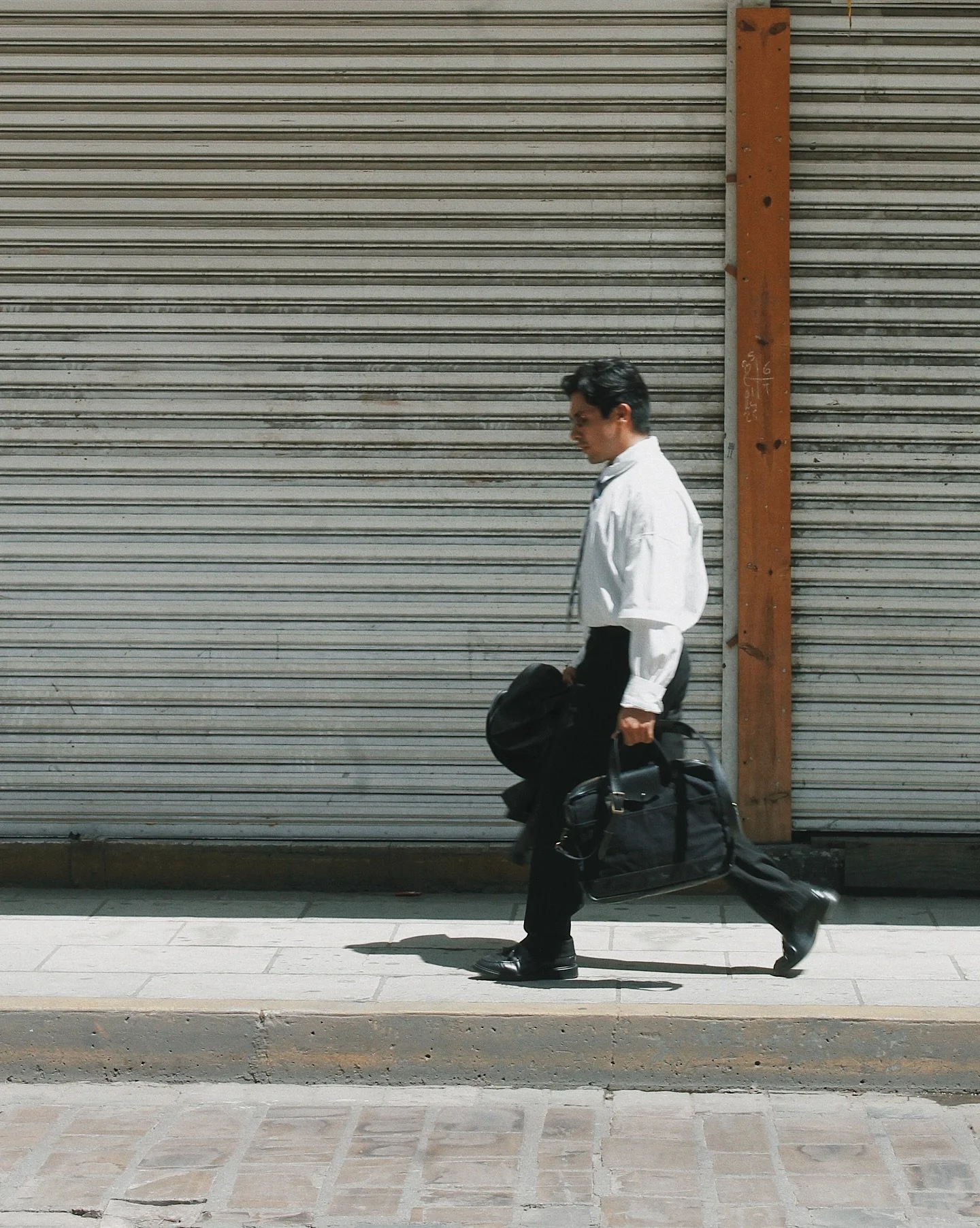 The BRIGG B1 EDC Briefcase &mdash; where craftsmanship meets purpose. Each piece is built by hand, balancing rugged utility with refined design. From the bench to the city, the B1 carries your craft, your tools, and your story.
An everyday companion 