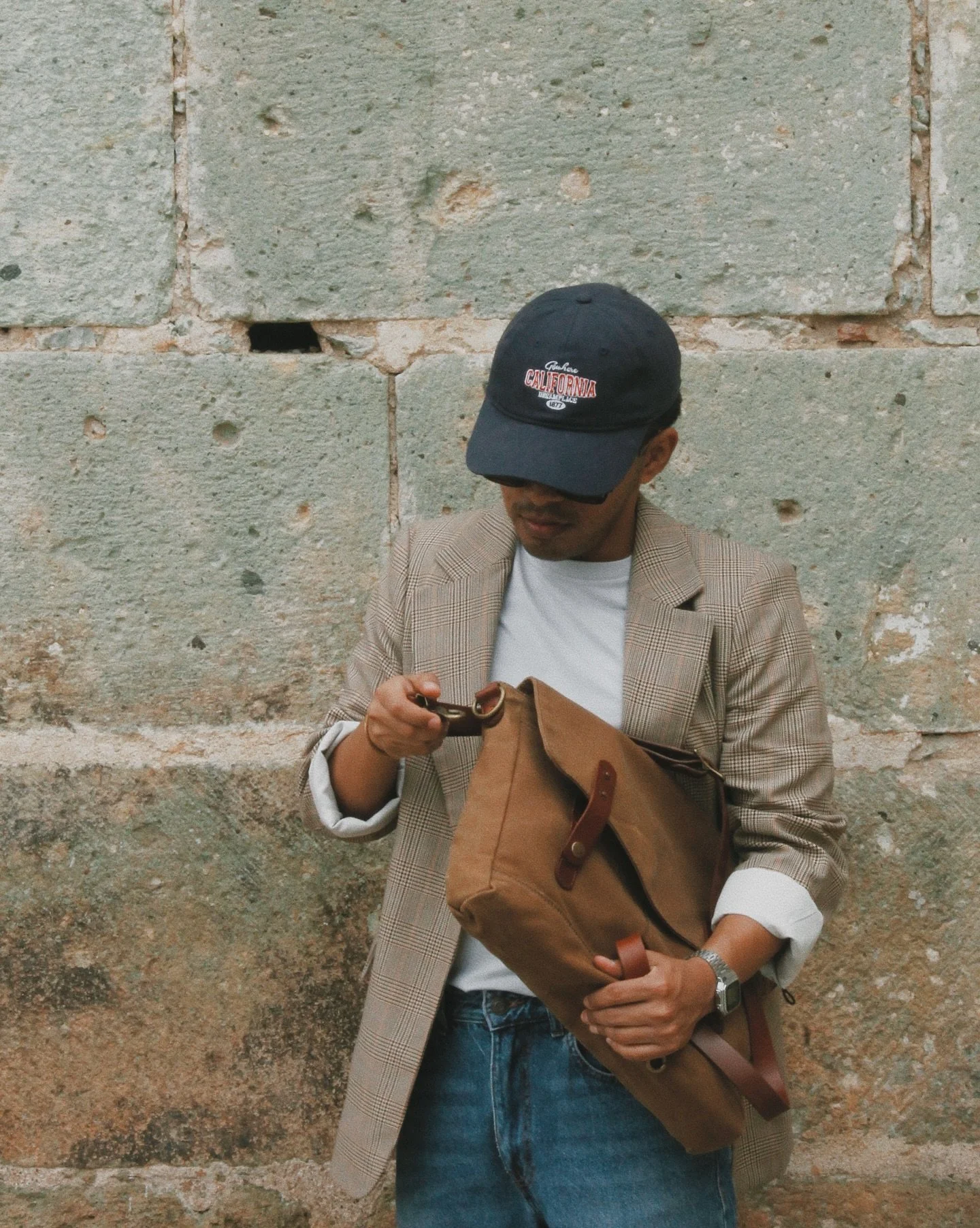 The BRIGG EDC Messenger keeps your essentials organized with a main compartment, a secure laptop sleeve (up to 15&rdquo;), interior gear pockets, pen slots, and two exterior utility pockets under the flap.

Made in the USA with waxed cotton duck canv