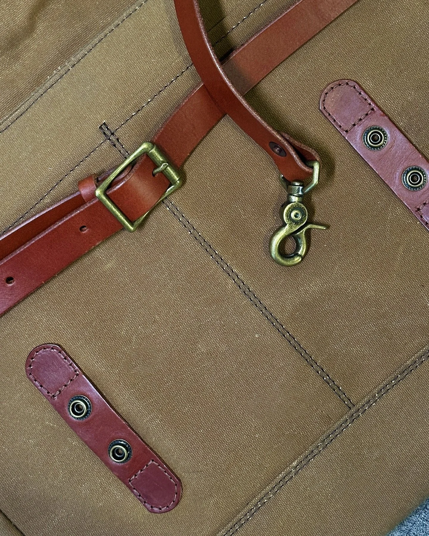 The details of the EDC Messenger &ndash; B3 Field Tan. Featuring a vegetable-tanned bridle leather strap and antiqued brass hardware.

.

.

.

#BriggLeather #BuiltForUse #HeritageInEveryStitch #Rucksack #CraftedWithPurpose #EverydayCarry #TimelessDe