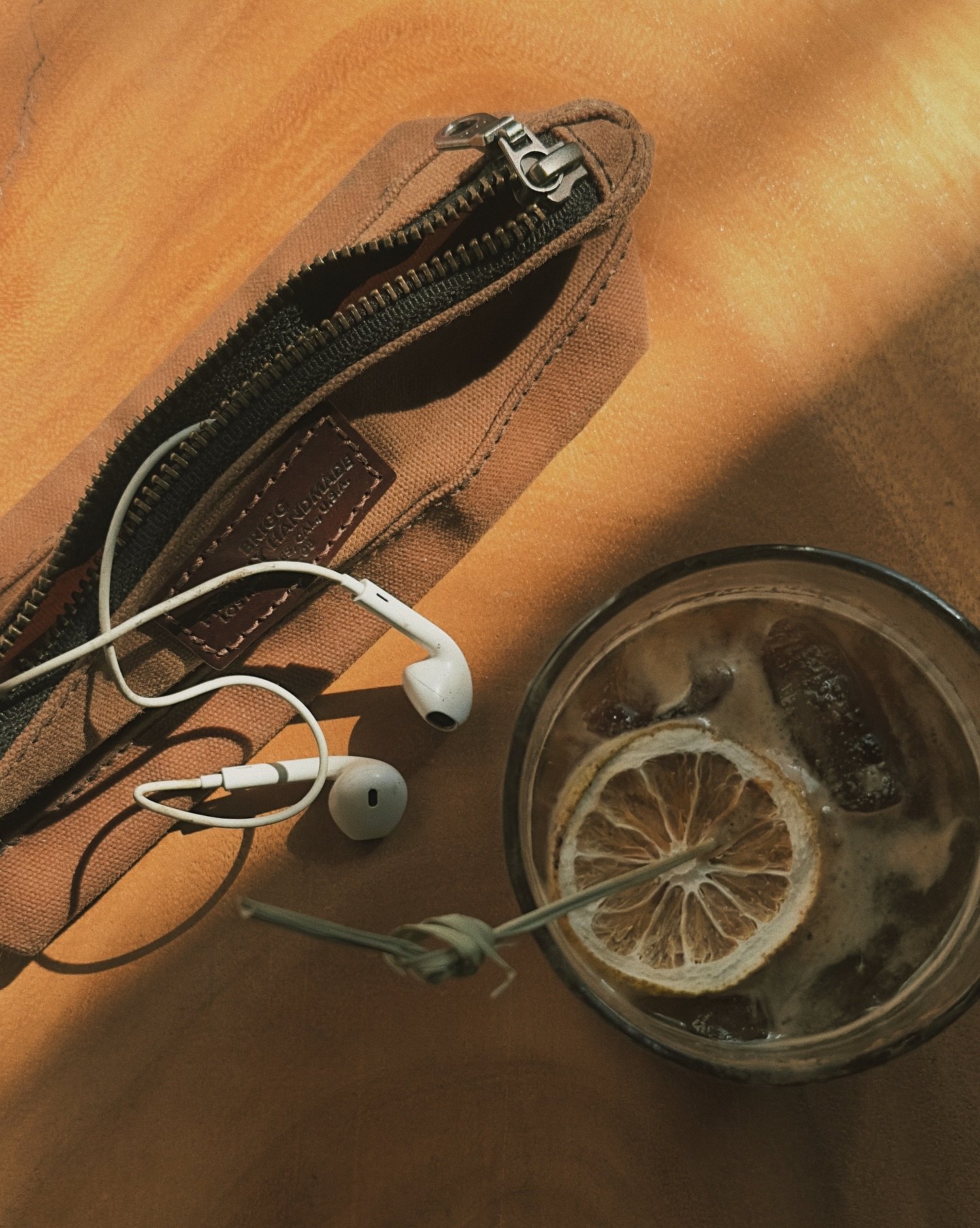 Sunday essentials&hellip; and a cold brew

.

.

.

#BriggLeather #BuiltForUse #HeritageInEveryStitch #Rucksack #CraftedWithPurpose #EverydayCarry #TimelessDesign #HeritageCraftsmanship #MadeByHand #LeatherTradition #BuiltToLast #leather #lifestyle #