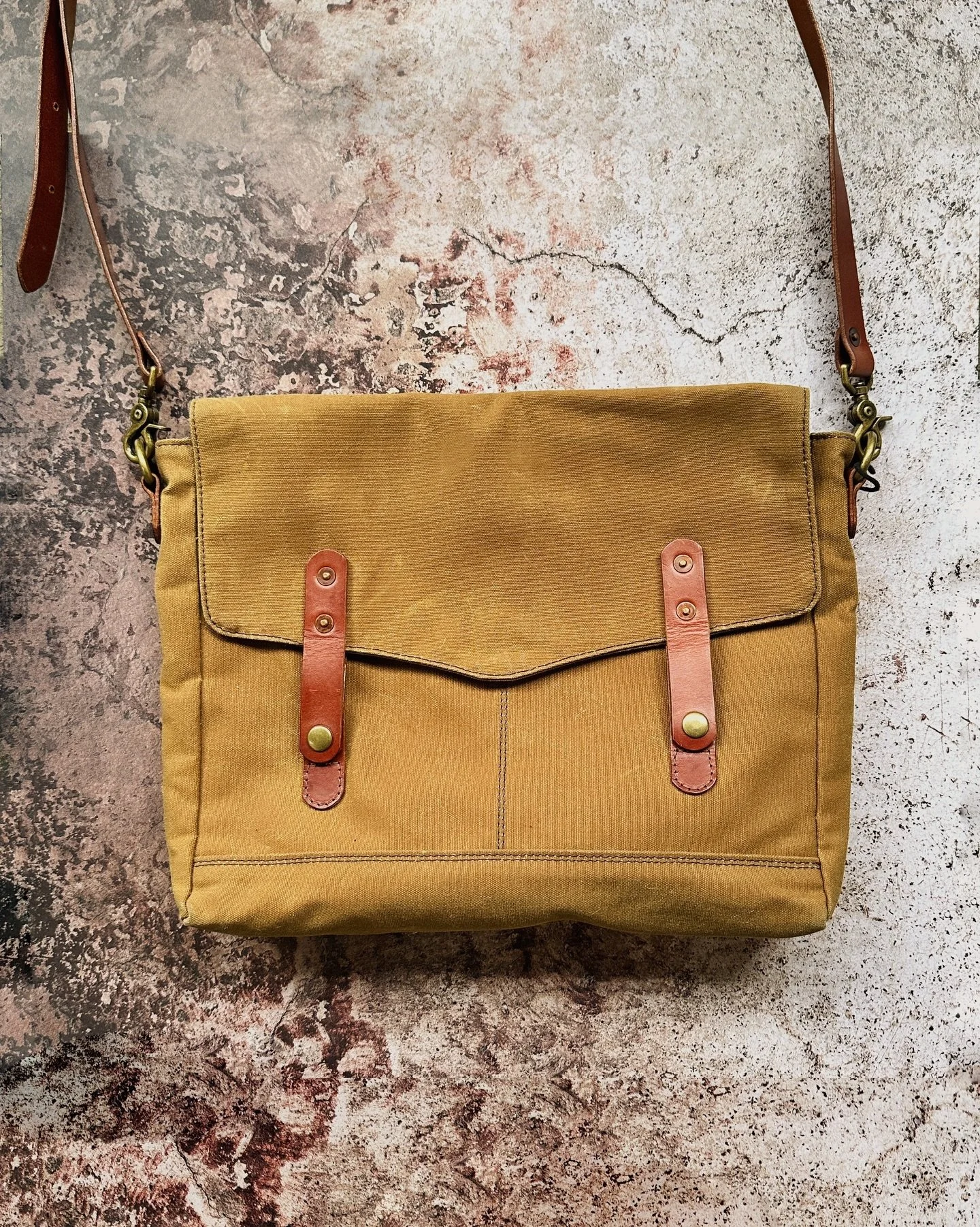 This is a bag you truly need.

For days that move from the office to a coffee stop without pause, the BRIGG EDC Messenger keeps up effortlessly. Functional, lightweight, and defined by a clean, understated character.

Carry it, work, step out&mdash;a