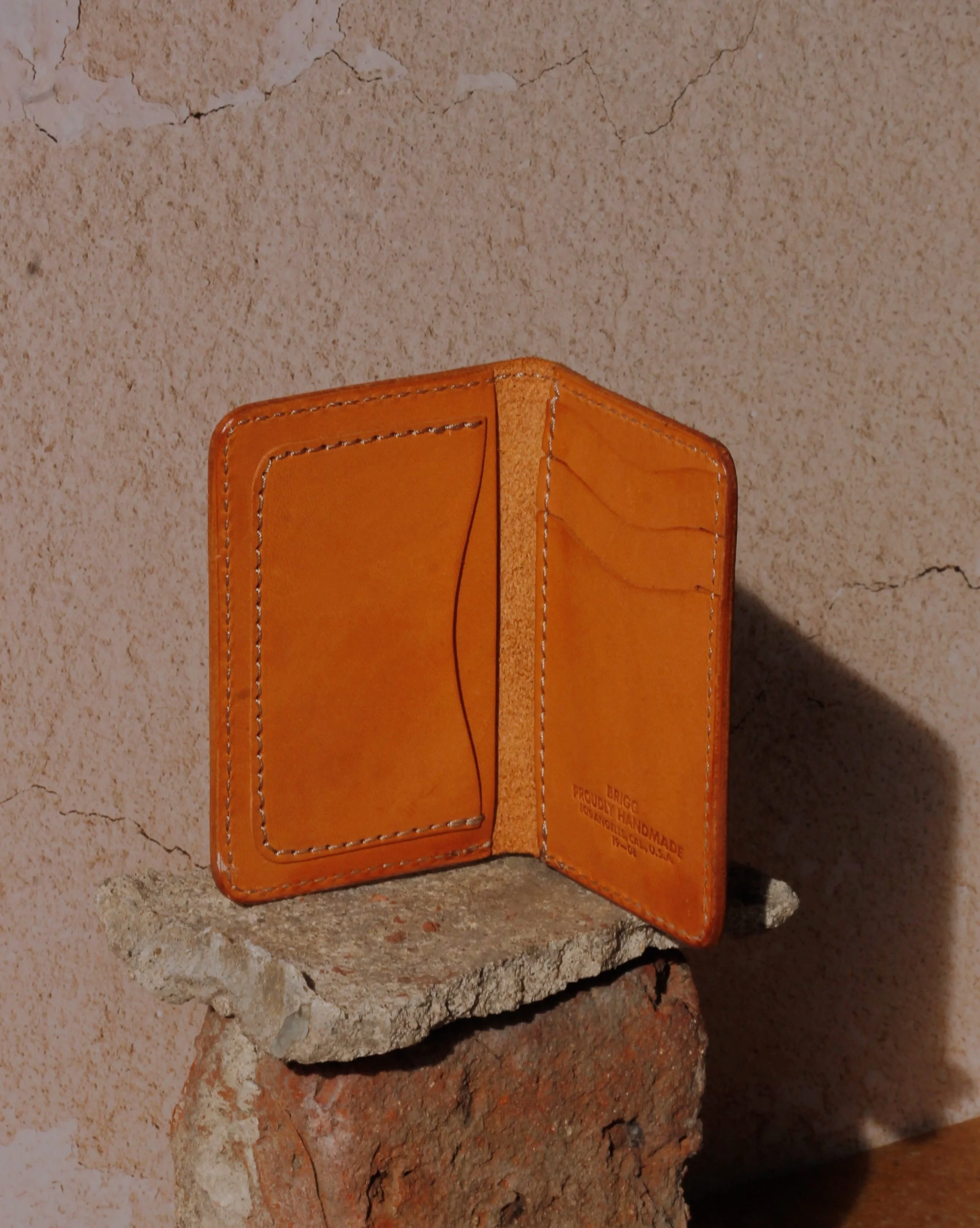 The beauty of simplicity lies in the details that never ask for attention. A discreet silhouette, clean lines, and thoughtfully chosen materials designed to age gracefully over time. Handmade in Los Angeles from vegetable tanned leather, the Small Wa