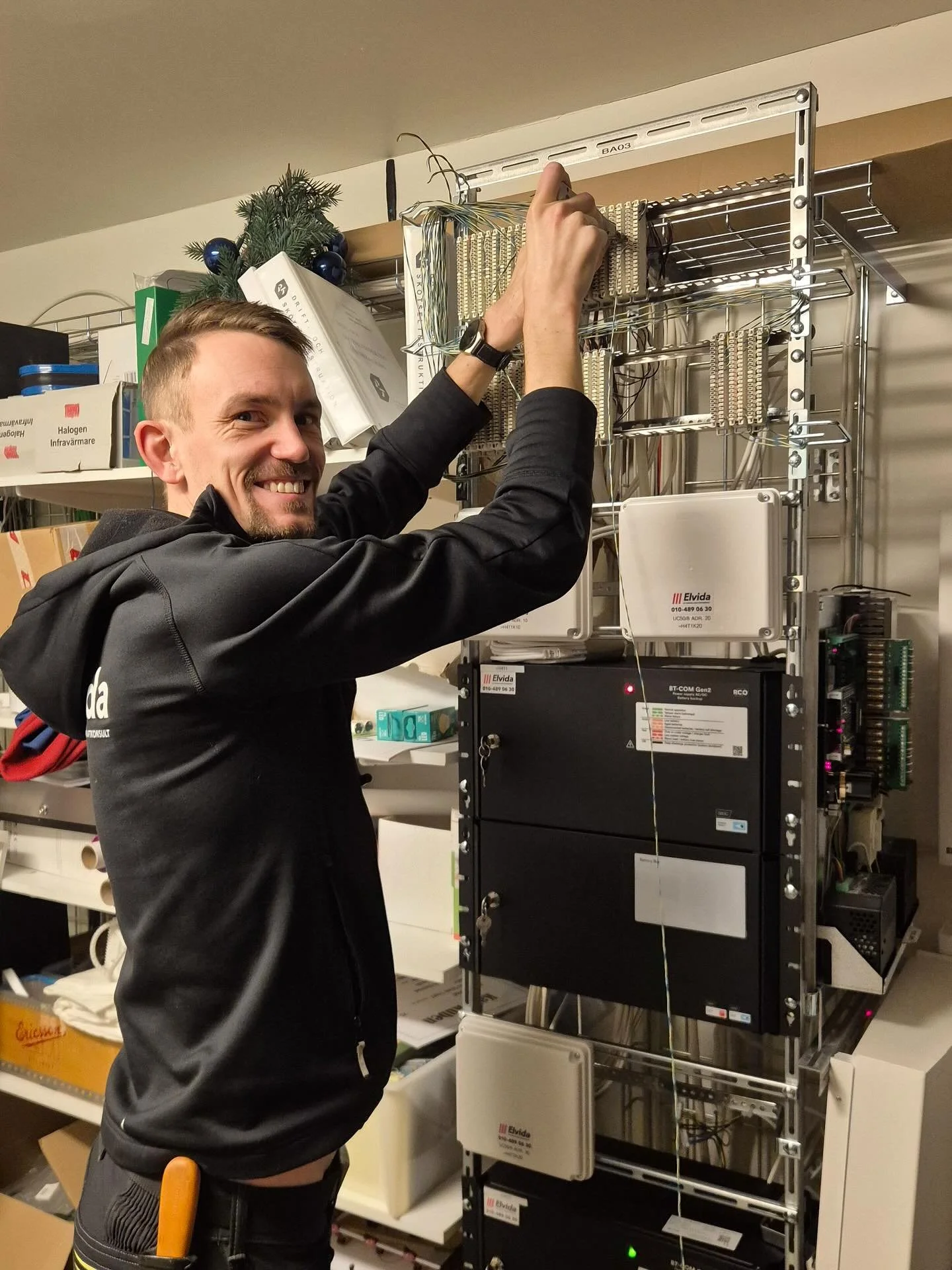 I en veckan har vi utf&ouml;rt byte av passagesystem p&aring; Edsbyn Arena. 
Ett arbete som innefattat ungef&auml;r 700 kopplingspunkter som alla m&aring;ste bli r&auml;tt, och det verkar grabbarna ha l&ouml;st!
Ett bra samarbete med arenabolaget. 👍