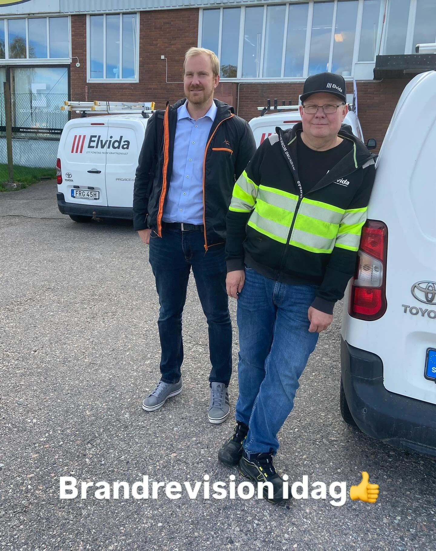 Idag har vi haft bes&ouml;k av Sebastian Eriksson fr&aring;n svensk brand-och s&auml;kerhetscertifiering f&ouml;r revision p&aring; anl&auml;ggarfirma brand. P&aring; bilden till v&auml;nster Sebastian Eriksson och h&ouml;ger Elvidas beh&ouml;rig ing