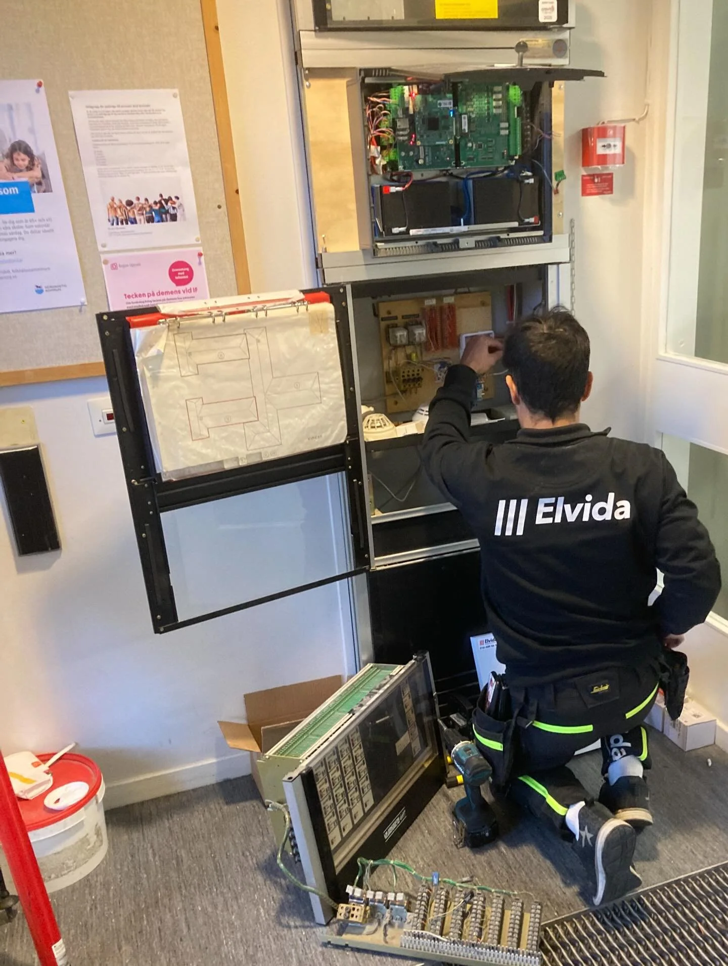 H&auml;r h&aring;ller en av v&aring;ra brandlarmstekniker Mang Pi p&aring; att byta brandlarmscentral till en av alla v&aring;ra kunder.
Trevlig helg p&aring; er alla😊.