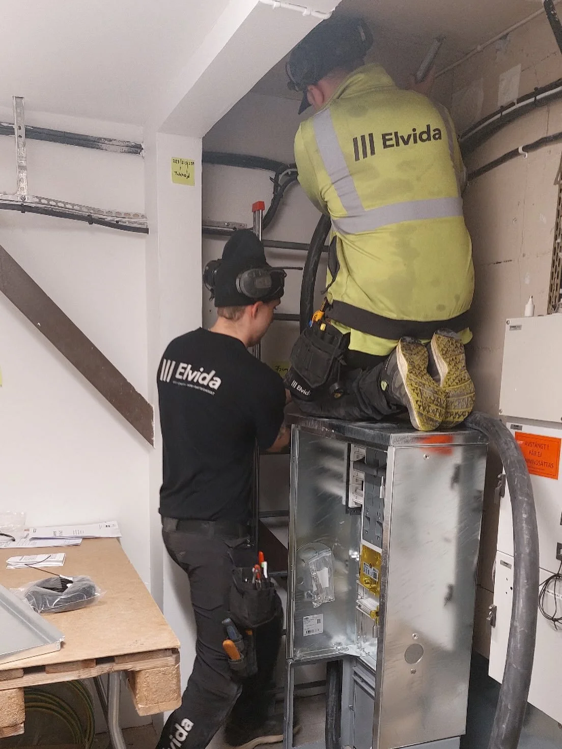 Tr&aring;ngt och tufft😊. Elektriker yrket &auml;r v&auml;ldigt varierande. H&auml;r &auml;r det Leonard Kanzler och Christoffer Bylund som brottas med grov kabel.
Trevlig helg &ouml;nskar Elvida👍.