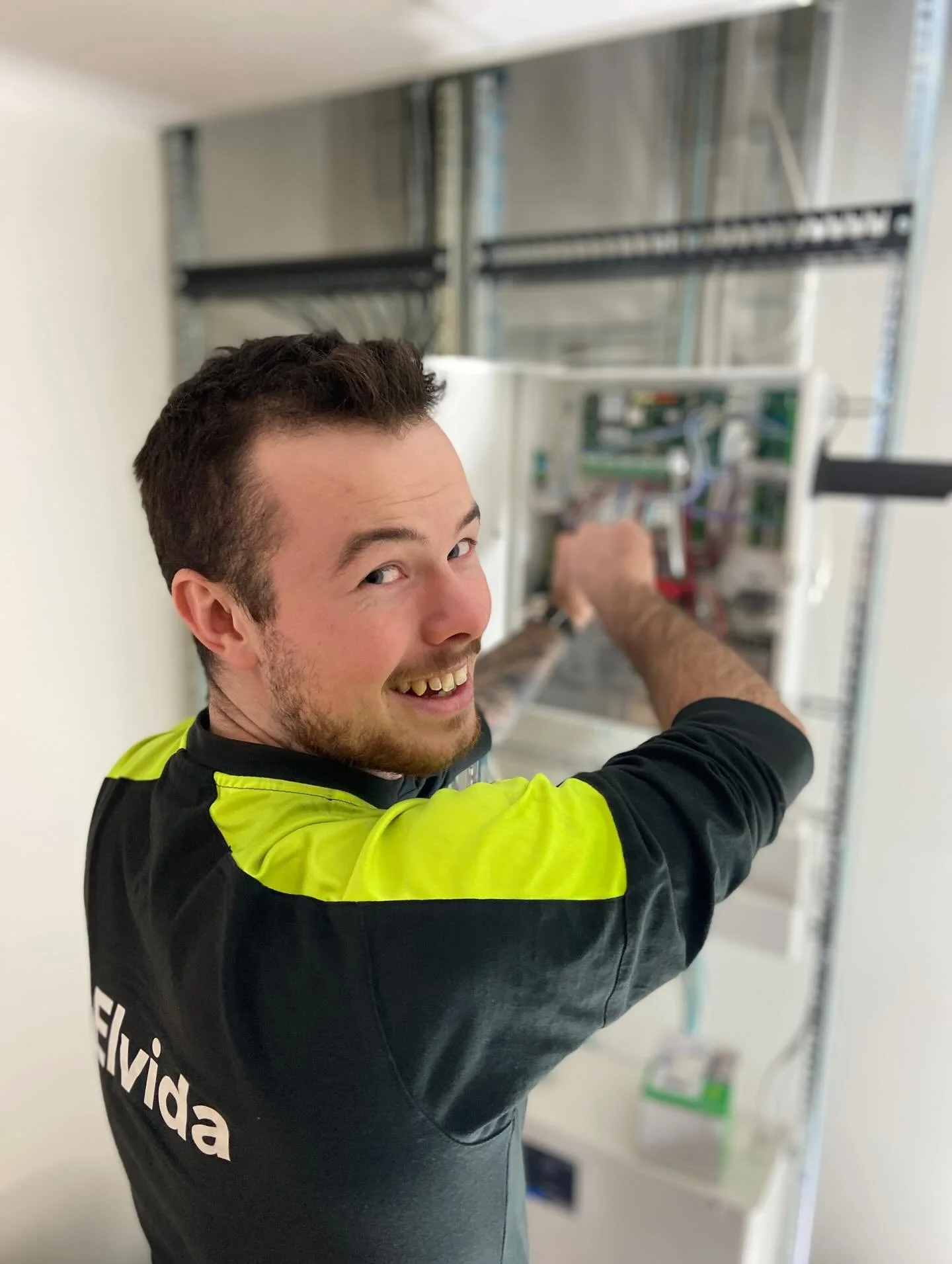 Vi har haft m&aring;nga stora projekt under den sista tiden med Inbrottslarm och passagesystem. H&auml;r &auml;r det en av v&aring;ra glada s&auml;kerhetstekniker Viktor V&auml;ngmark med inkoppling i centralenheten. Trevlig helg och njut av vintern,