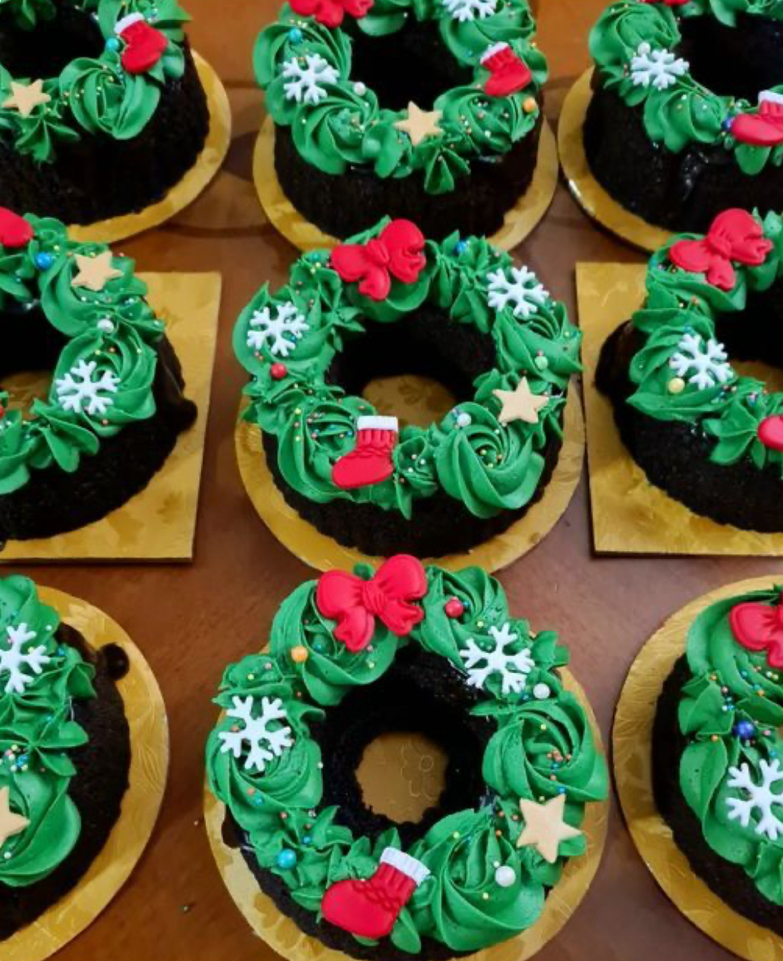 Holiday Wreaths Cake Decorating with Morgan