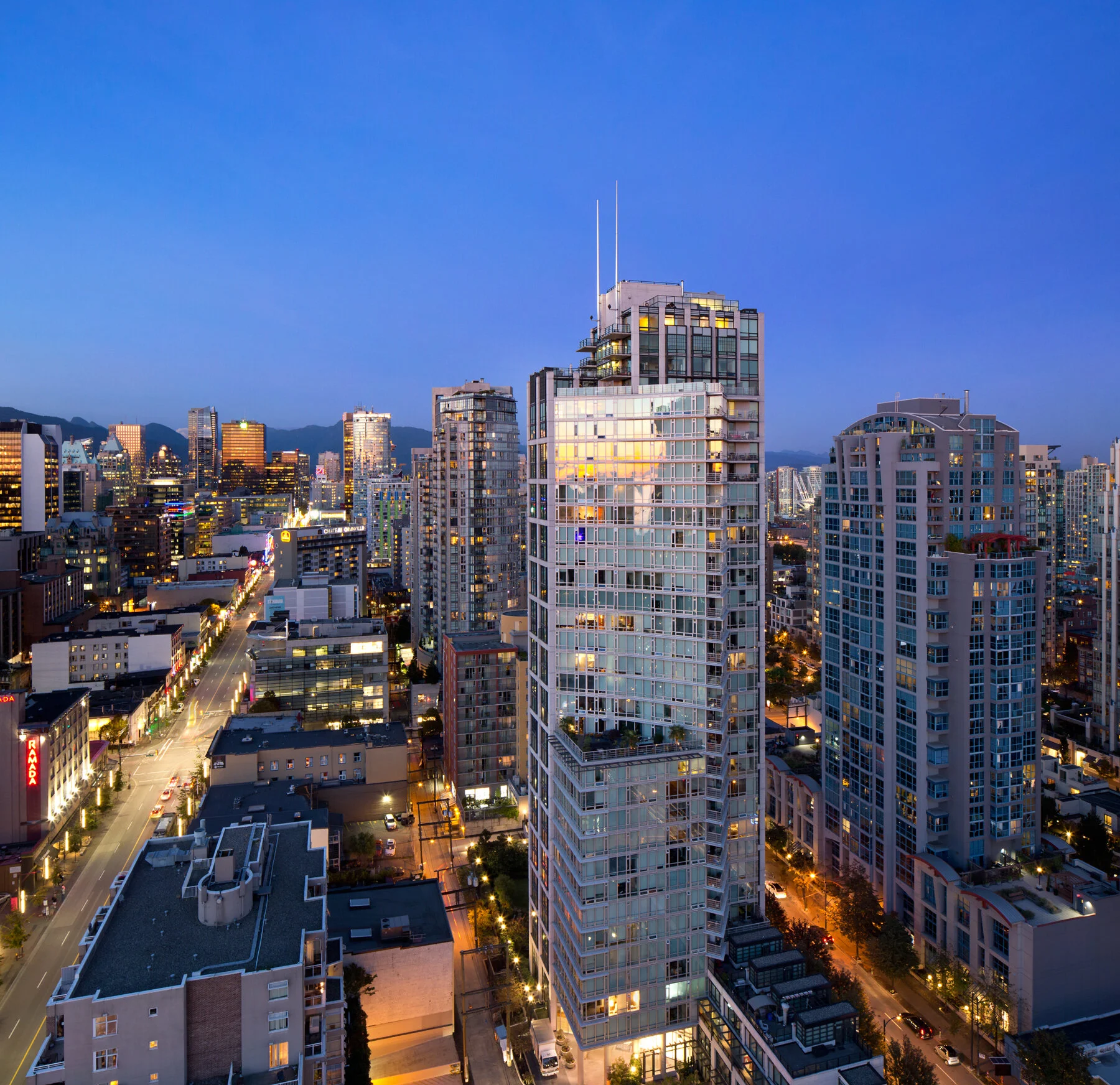 Elan: Dusk Aerial View from South. Design Concept: Gregory Borowski at Merrick Architecture for Cressey. Photo: Ema Peter 2015
