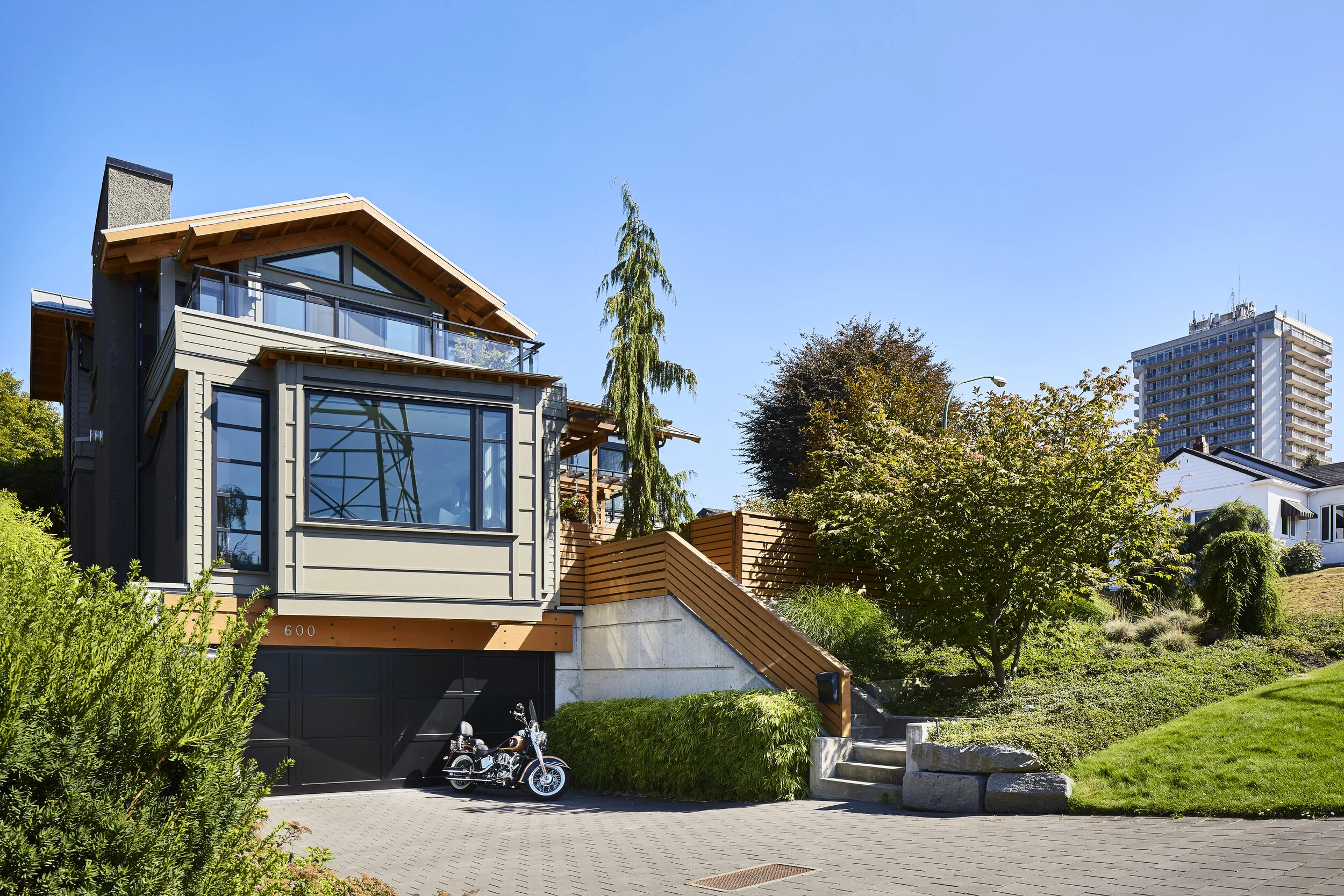 Mike Bosa Family House: View to Living Room + Garage. Design Concept: Gregory Borowski at Merrick Architecture. Photo: Sunny Jhooty 2017