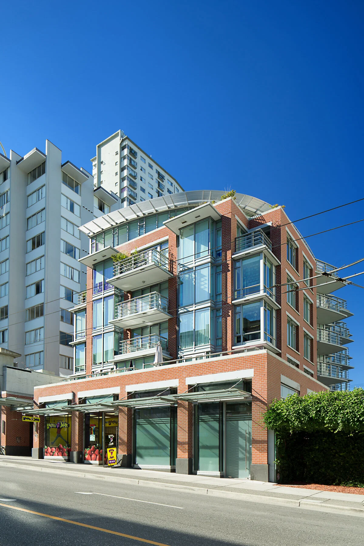 02: View S from Davie Street. Design Concept: Gregory Borowski with Joey Kardum 
at Merrick Architecture for Barco Canada. Photo: Ema Peter 2011