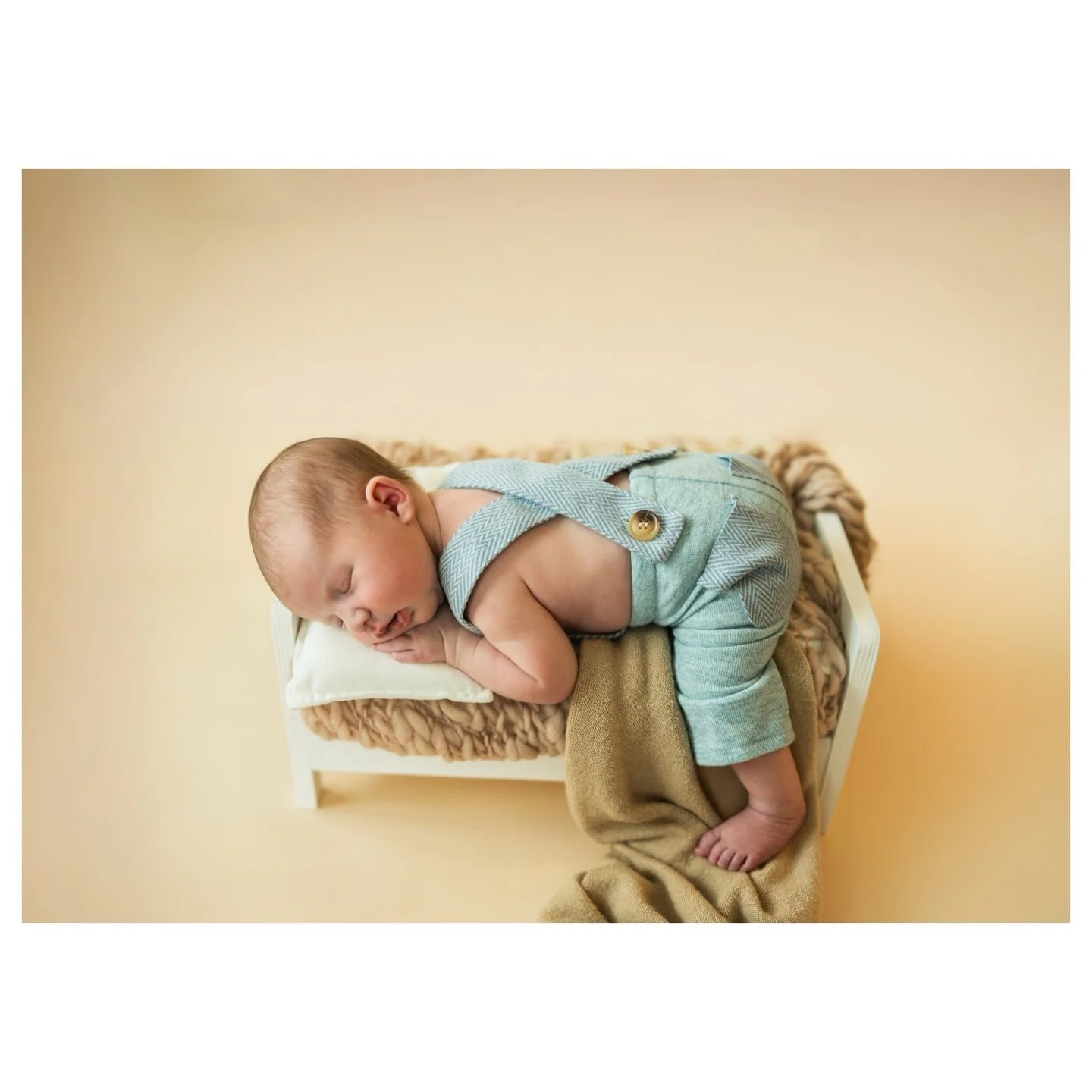 Hey guys, remember when I said I&rsquo;d be posting more on Instagram in 2026??? Only a few months behind&hellip;

Starting back up with sharing the sweetest big brother + baby pics from the end of January.🤍

🏷️: #gainesvillephotographer
#gainesvil