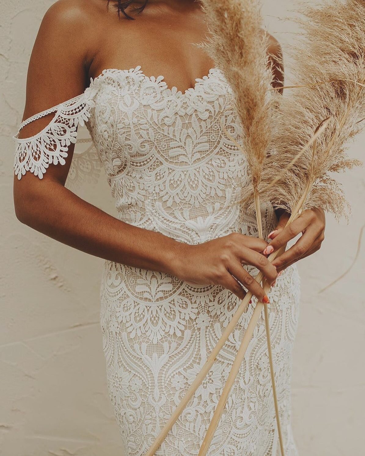 Most of my designs are unapologetically &ldquo;tropical&rdquo; but I find there often is a huge overlap with a boho style as well. Especially when you bring in dried tropical leaves and other details like this stunning lace dress 😍

Dress: @bridalby