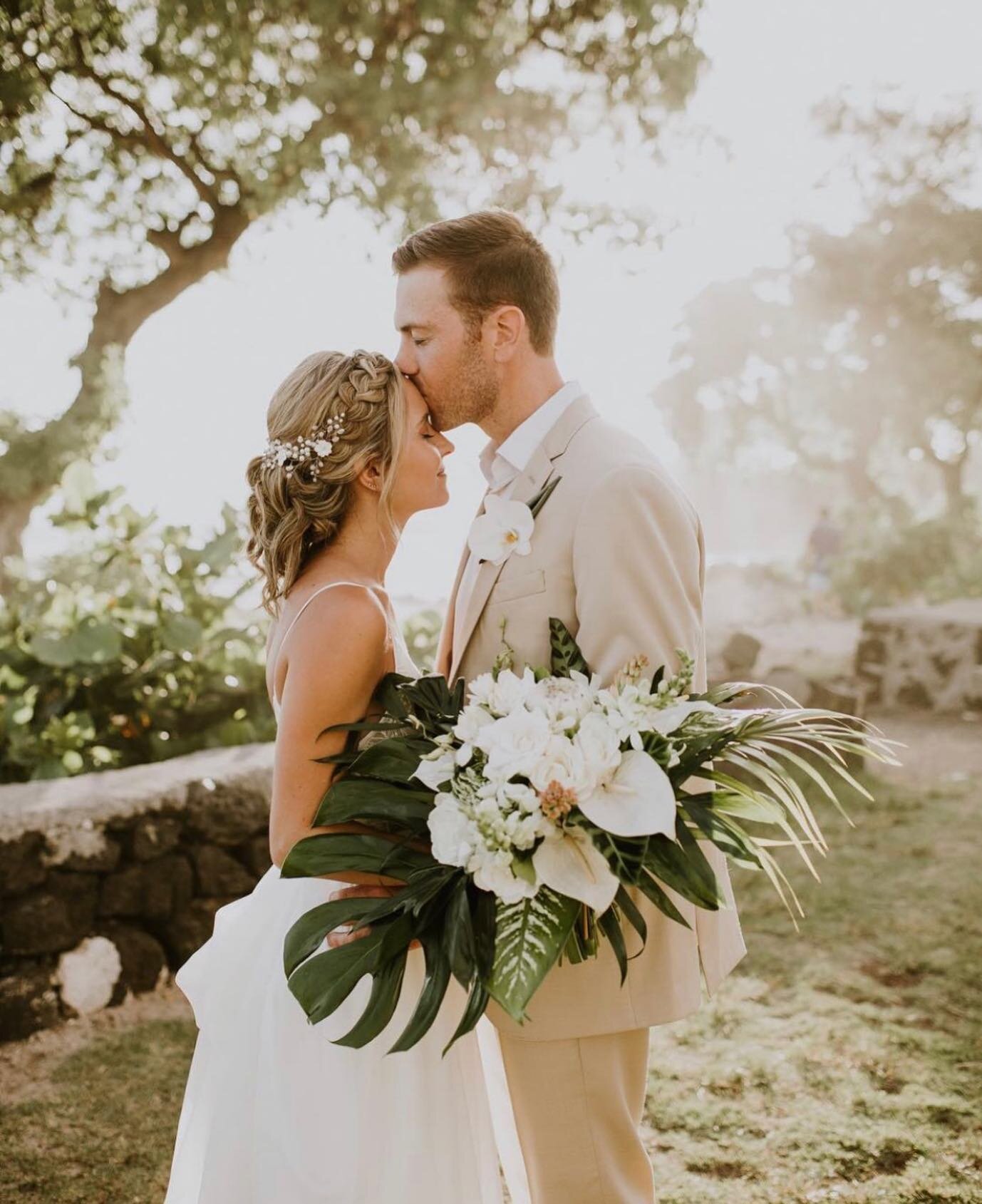 Give me all the oversized tropical bouquets 😍🌿🌺

Gorgeous shot by @ruthannephotography @papakonaevents @qinagirlfloral
&bull;
.
.
.
.
.
.
 #kokomocreative #tropicalwedding #tropicalvibes #tropicale #tropicaldecor #alohavibes #livealoha #hawaiiwedd