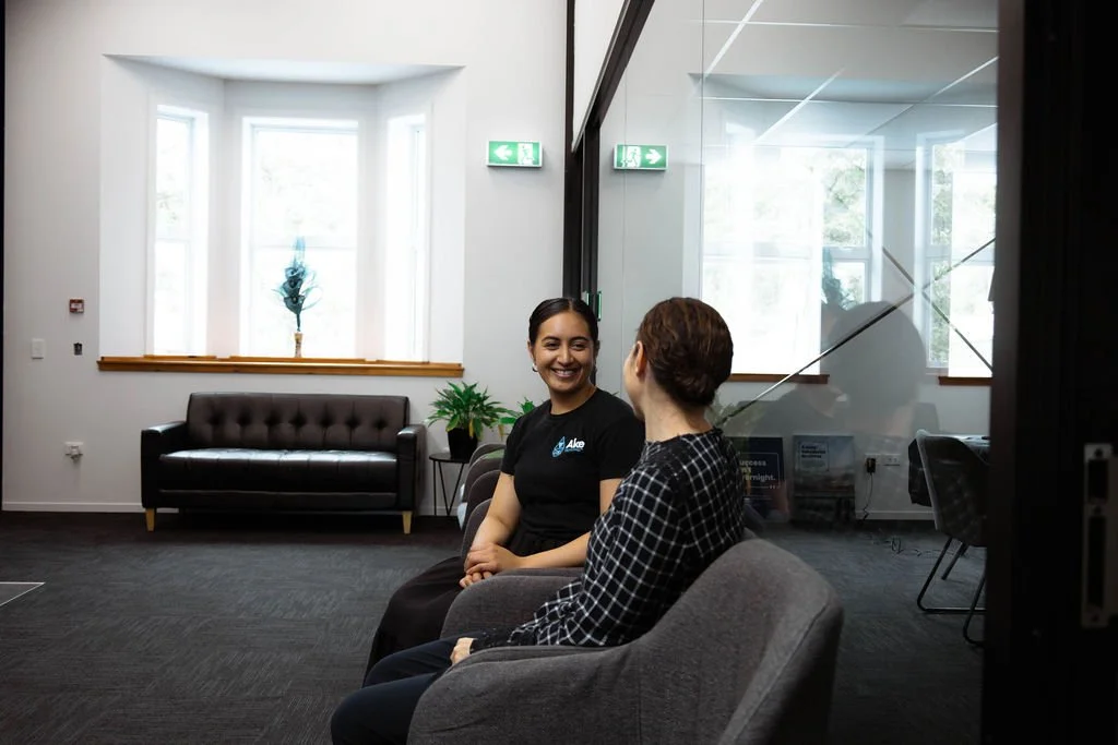 Ake adviser meeting with a client in the Ake office