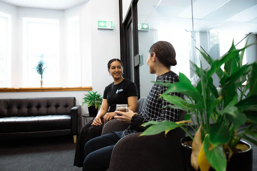 Ake adviser meeting with a client in the Ake office