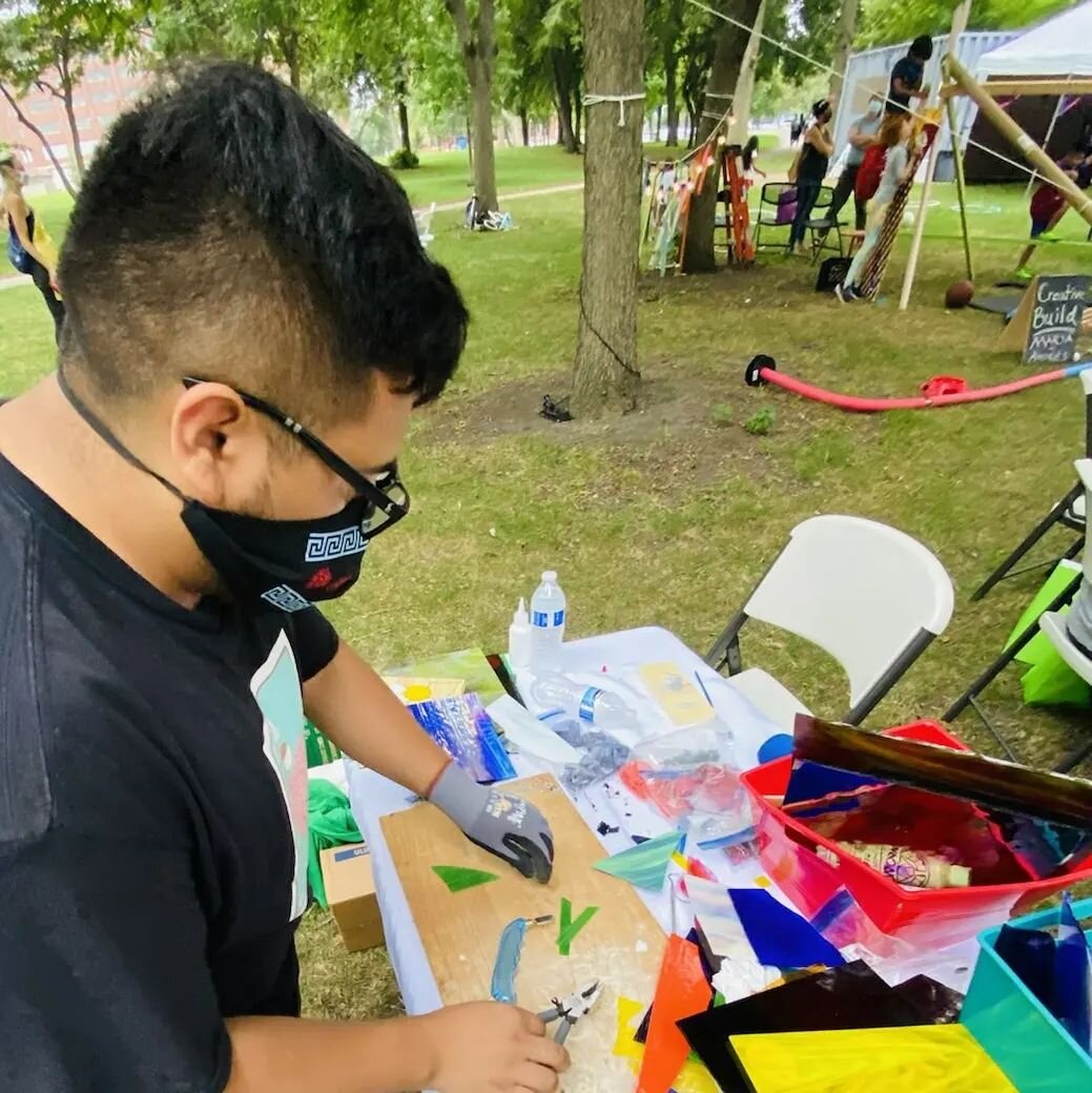Our next FREE drop-in workshop is Thursday, August 11, in Senka Park (5656 S. St. Louis Ave.)!

Come by between 6-8pm to&hellip;

~~ With Mobilize Creative Collaborative ~~
* Design buttons with William @werdmvmnt
* Build stuff with Andr&eacute;s @an