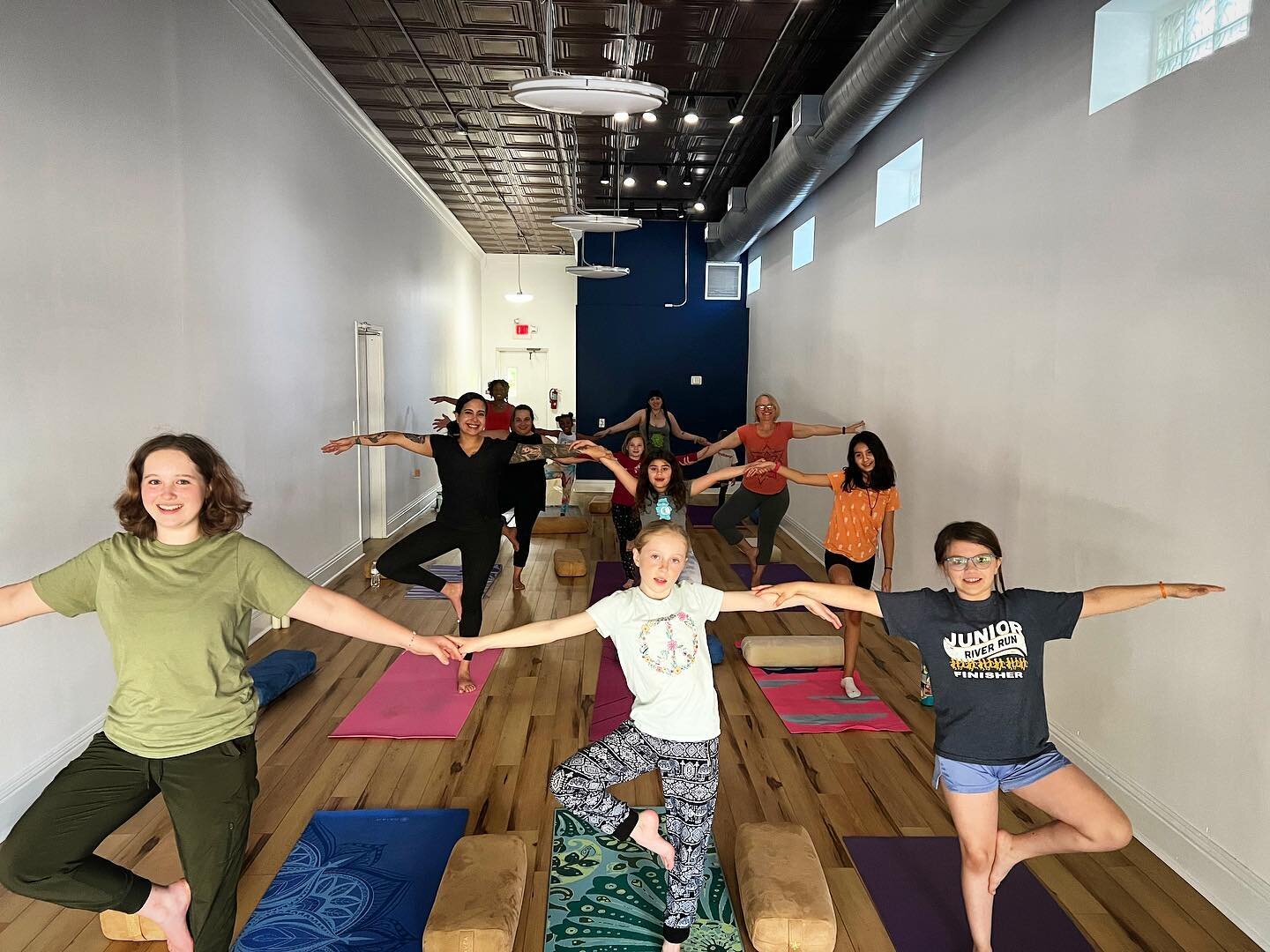 We loved having the Springfield Girl Scout troop in for a special yoga and meditation class led by @kyleestafford 🥰 Yoga is an incredible tool for the youth and we are so grateful to teach these incredible girls. 
.
.
Contact us if you&rsquo;re inte