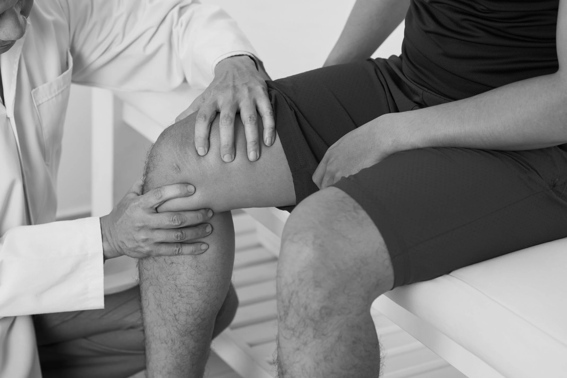examining-knee-FQ4Q7CP.jpg