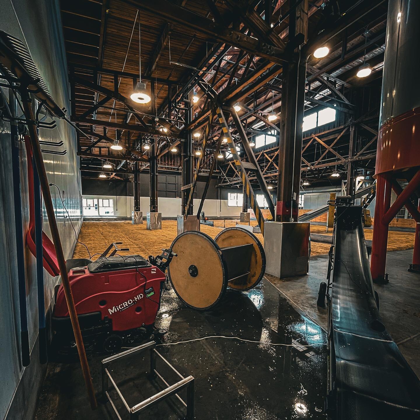 Going to be busy at @admiralmaltings today. Three germination floors means we often need to unload and reload our kiln the same day. Today is such a day. Each batch going in and out means shoveling 8-10 tons and hand stacking 250-350 55lb bags. 

Enj