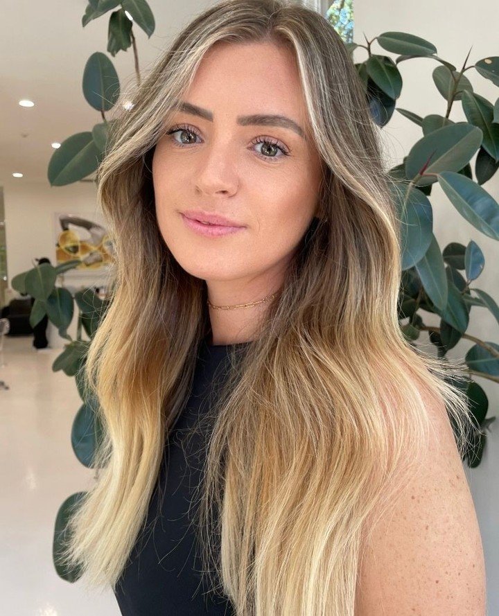 ⁠Your wanting a lived in summer colour but summer is over? Say less 🪄⁠
⁠
⁠Service - ⁠
1/2 head highlights, Wellaplex, Gloss, TNB finish ✨⁠
⁠
⁠
#lovetnb #thenewblackindustries #selfmadecollab #newcastleau #newcastlesalon #wellahair #WellaPassionista 