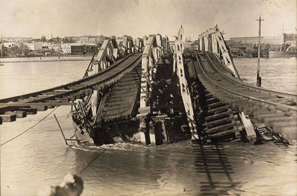 1926 - The collapse of the original Fremantle Railway Bridge