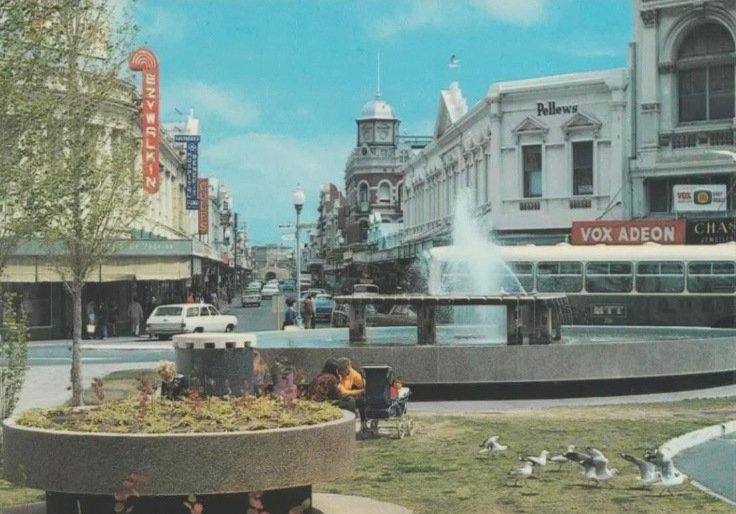 1970s High st looking west from Town Hall. Ezywalkins on left