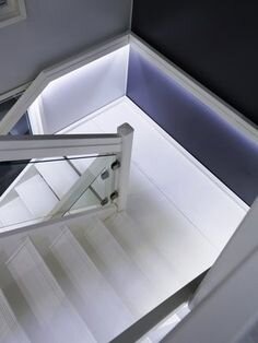 The LED strip mounted on the handheads of the stairs also makes the passage safe at night.