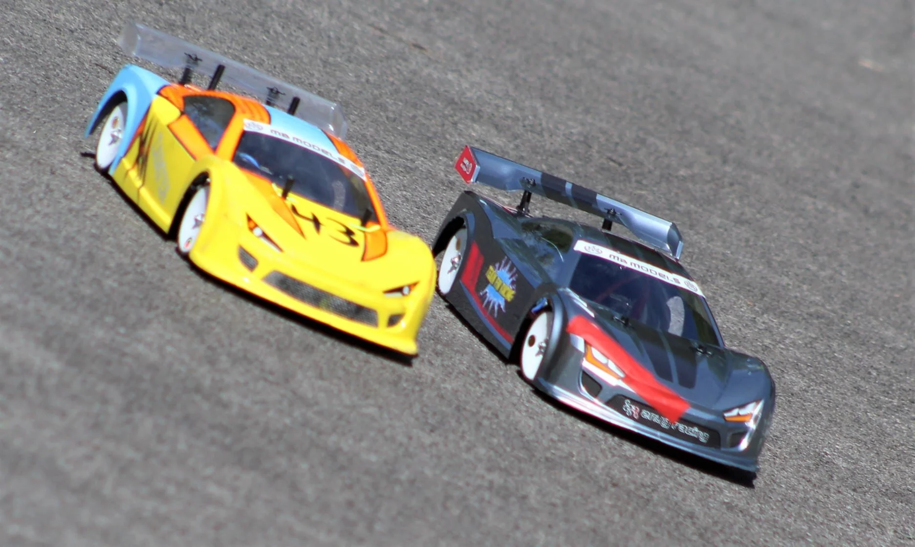 Matthews (l) and Lanaway fight for lead.jpeg