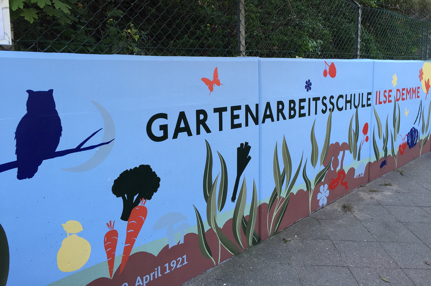 Gartenarbeitsschule-Ilse-Demme_Mauer-von-links.jpg