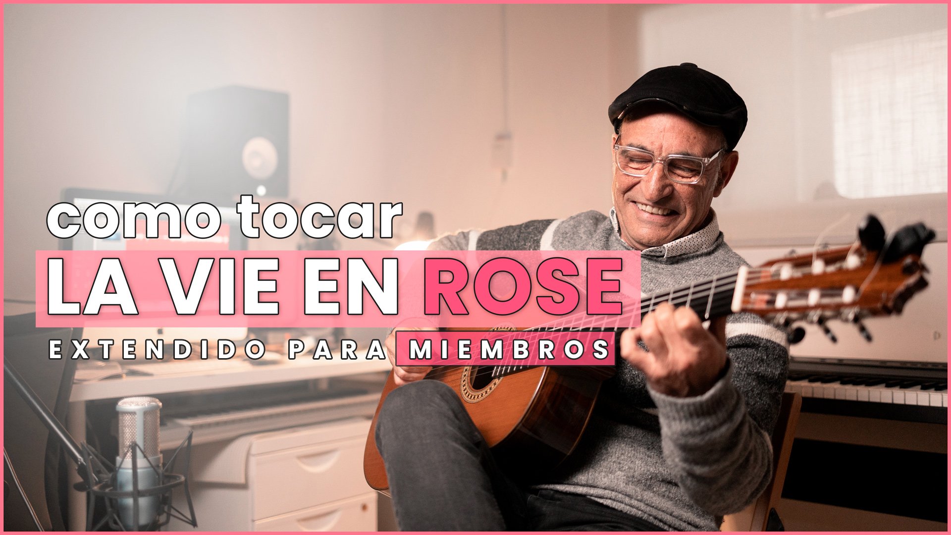 Hombre mayor tocando guitarra con texto "cómo tocar La Vie en Rose extendido para miembros". Fondo con equipo de grabación.