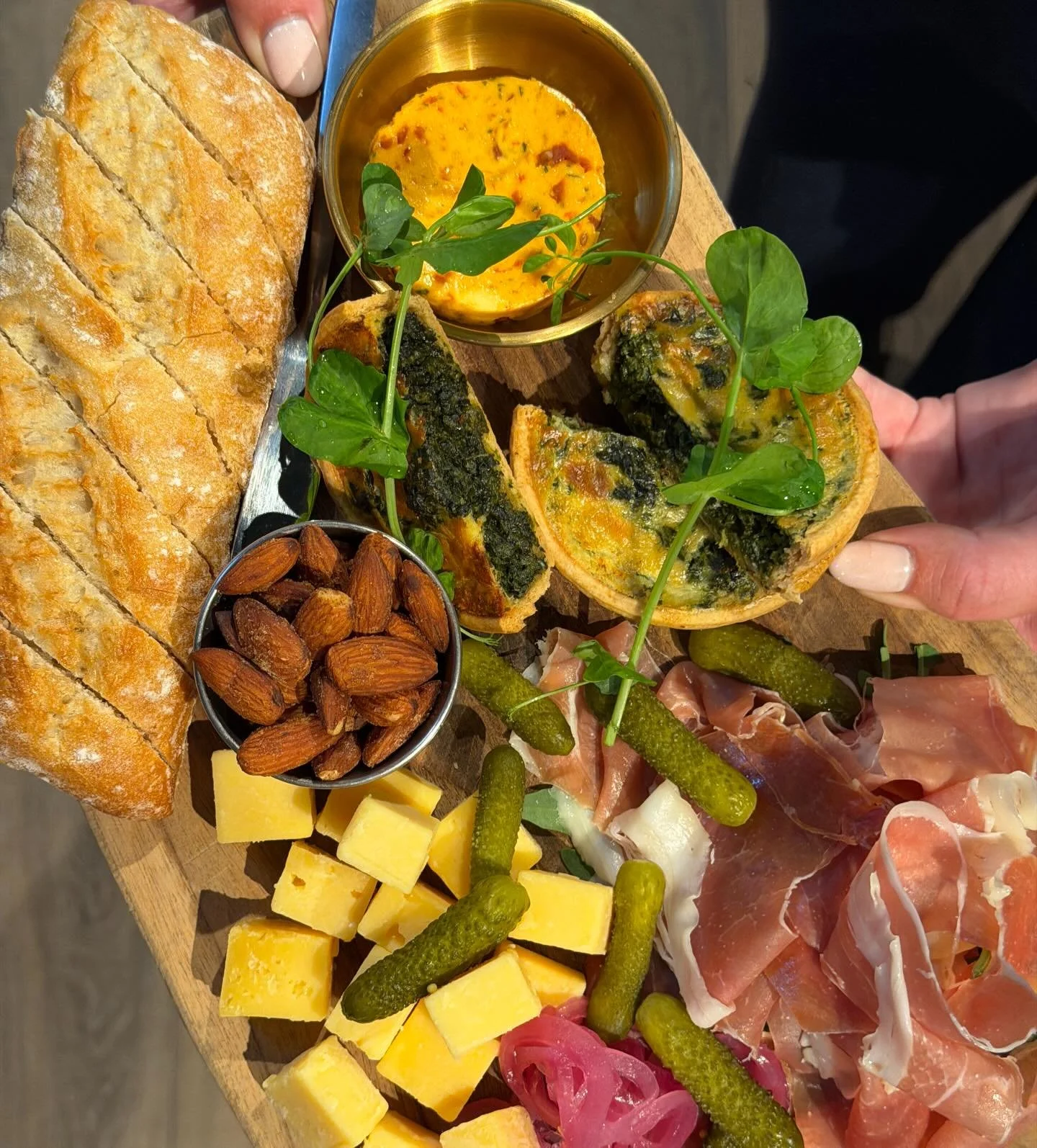 Besides our lunch menu, we also have a delicious bites and dinner menu!! Come visit us soon ✨