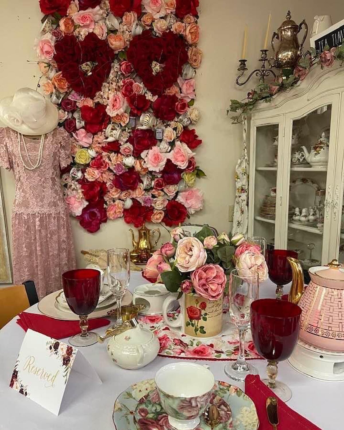 Check out our new decor 😍

The perfect setting for a Galentine&rsquo;s Day brunch or tea party 💝

Reserve yours today! 214-236-2623

#edylicioustearoom #tearoom #teaparty #afternoontea #hightea #teatime #brunch #desototx #valentines #galentinesday 
