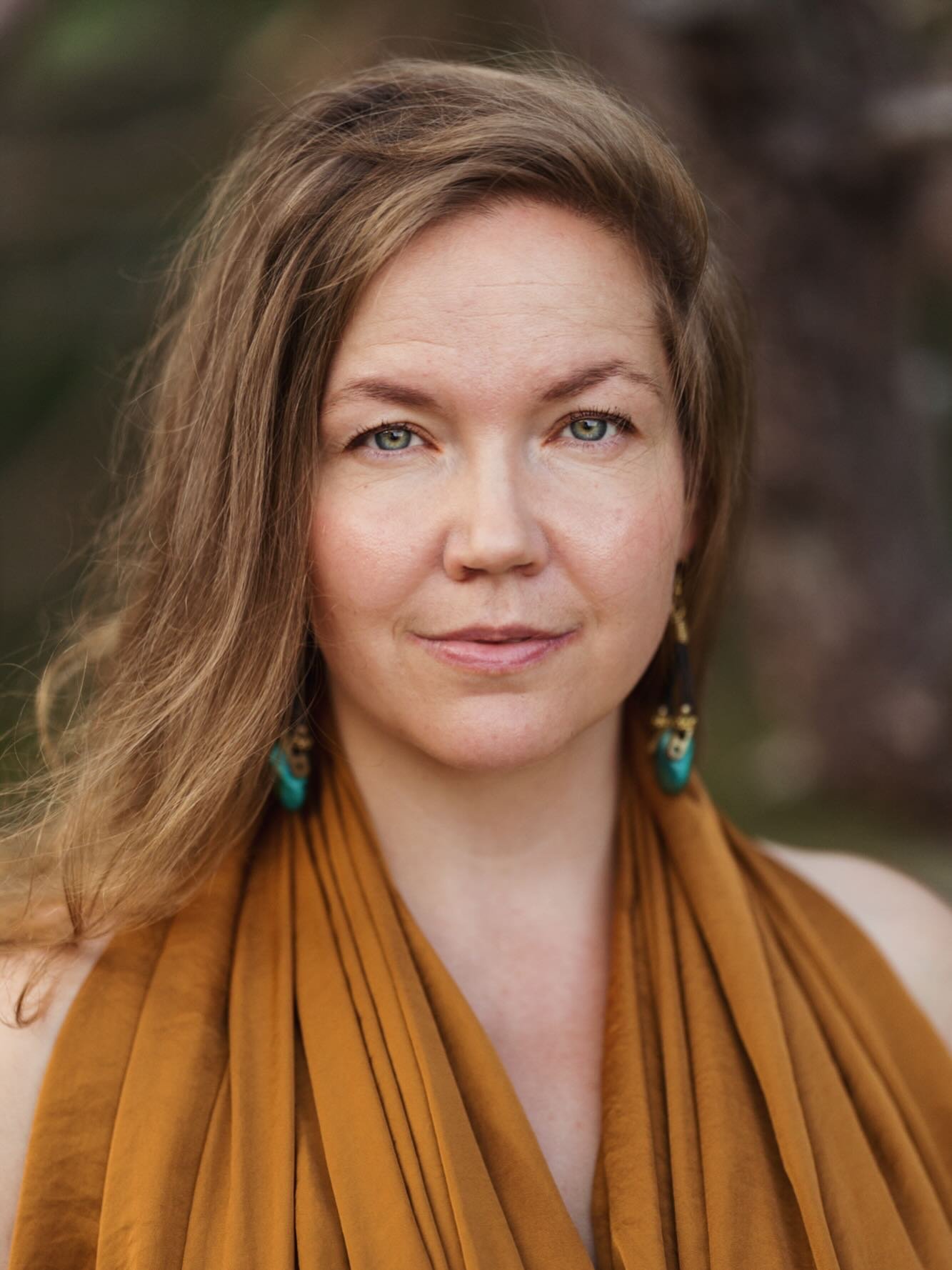 🔥 L&auml;mmin tervehdys &ndash; valtamerest&auml; yhden pisaran ESITTELY.

Mie olen Anni. It&auml;-suomalaisella syd&auml;mell&auml; ja lattarisielulla. Nainen, &auml;iti, sielunkumppani. Naisten henkinen valmentaja, k&auml;sill&auml; parantaja, tai