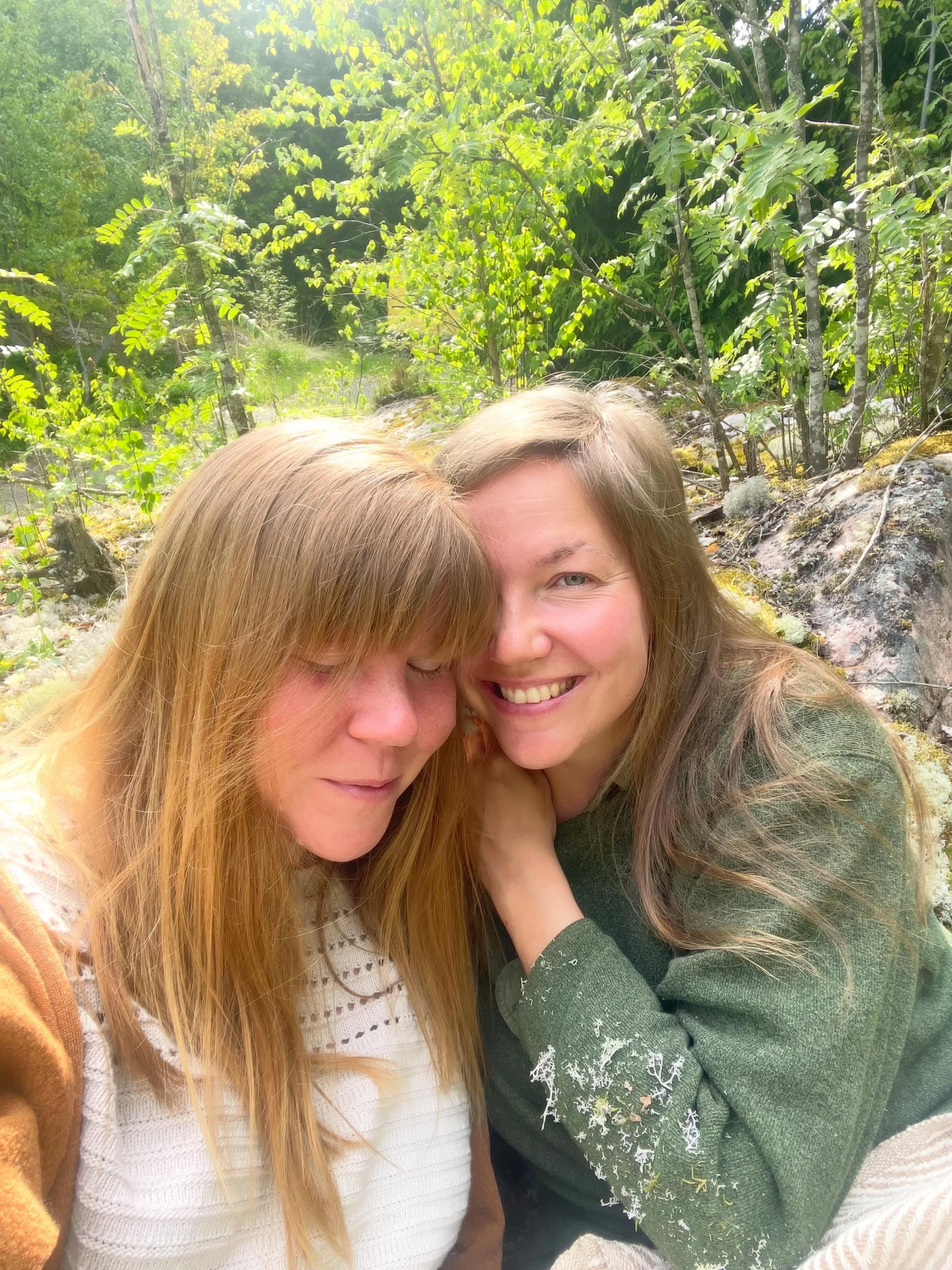 Saanko pyyt&auml;&auml; syliin? 

Saanko lev&auml;t&auml; t&auml;ss&auml;? 

Saanko ottaa vastaan tarjoamatta heti takaisin?

Saat. Ja se on naisen luontosi. 🌹

Naisilla stressiss&auml; on biologinen taipumus hakeutua hermoston yhteiss&auml;&auml;te