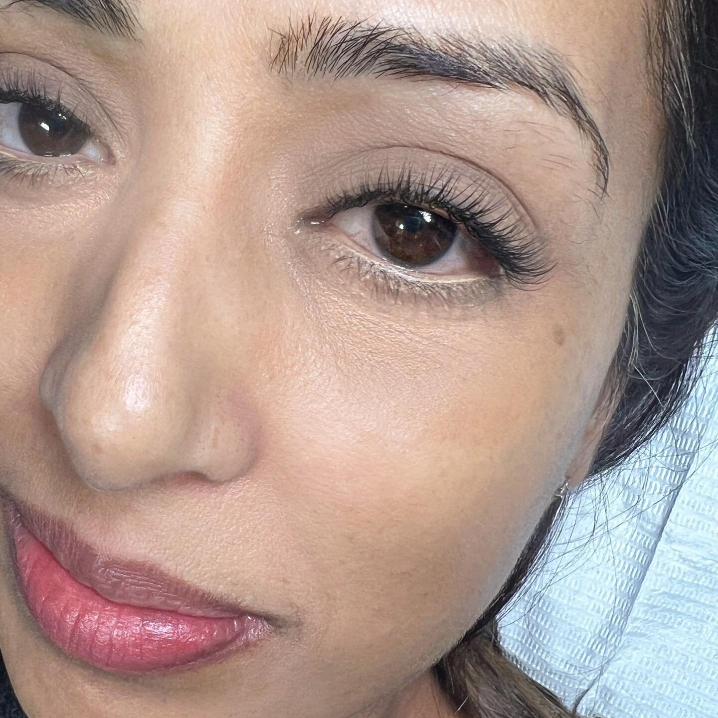 Natural looking lashes that will keep everyone guessing 🫶🏼🙀 By Angie 

Can you guess what lengths she used for this natural classic set?

Booking link in our Bio!