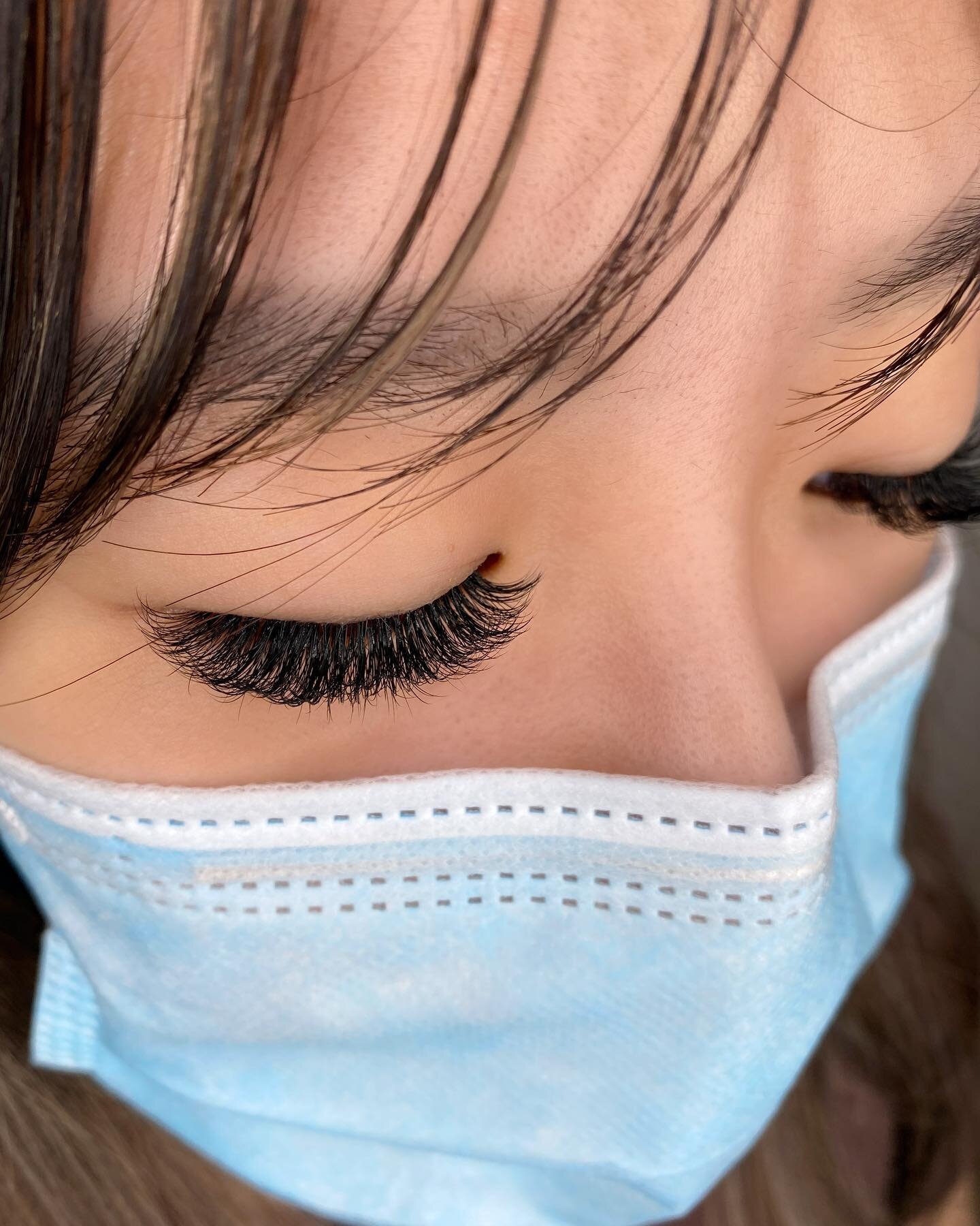 𝐂𝐎𝐑𝐍𝐄𝐑 𝐓𝐎 𝐂𝐎𝐑𝐍𝐄𝐑 𝐂𝐎𝐕𝐄𝐑𝐀𝐆𝐄⁣
⁣
Angie is amazing at getting all those tiny lashes in the inner corner, for a cohesive look in any style that you choose! This is a light volume set done by her on monolid eyes.⁣
⁣
𝐁𝐨𝐨𝐤 𝐨𝐧𝐥𝐢𝐧