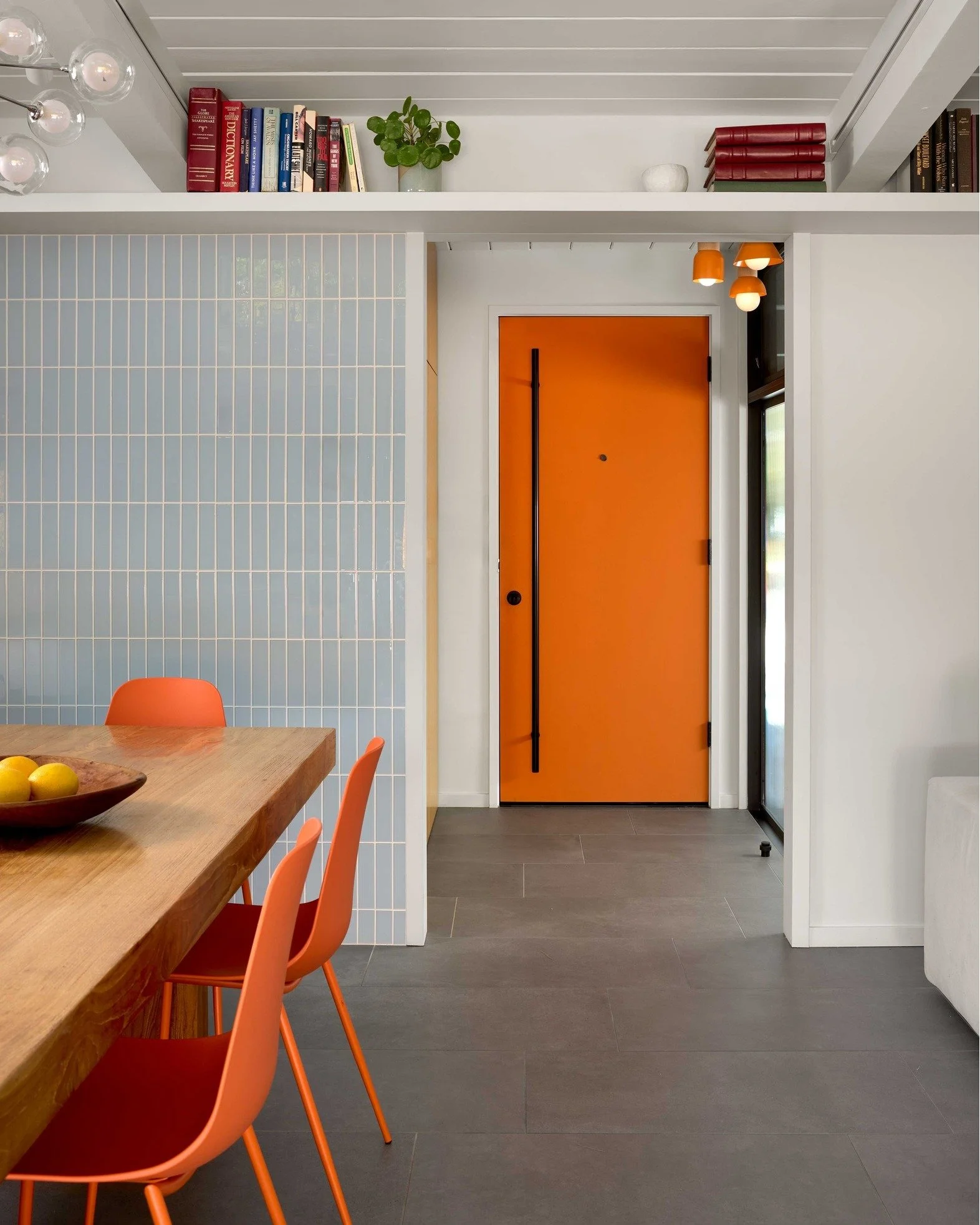 Color that knows exactly when to speak up. A playful entry moment in our Eichler v3.0 remodel is paired with open shelving and just enough glow. 🍊

Built by @cbbuilders1999 
Cabinets by @built_in_cabinetry ⁠
Tile by @dirtdiver4ever 
📸 @cesarrubioph