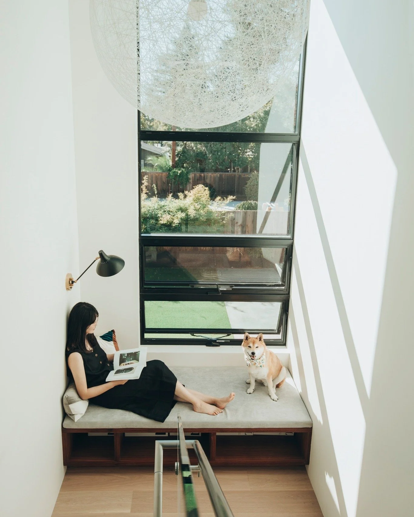 A cozy landing spot for books, coffee, and one very good dog. 🐾
📸 @candcphotographygallery 
.
.
.
#OFA #ogawafisher #ogawafisherarchitects #cozycorners #californiahomes #modernarchitecture #interiordesign #homeinspo #residentialarchitecture