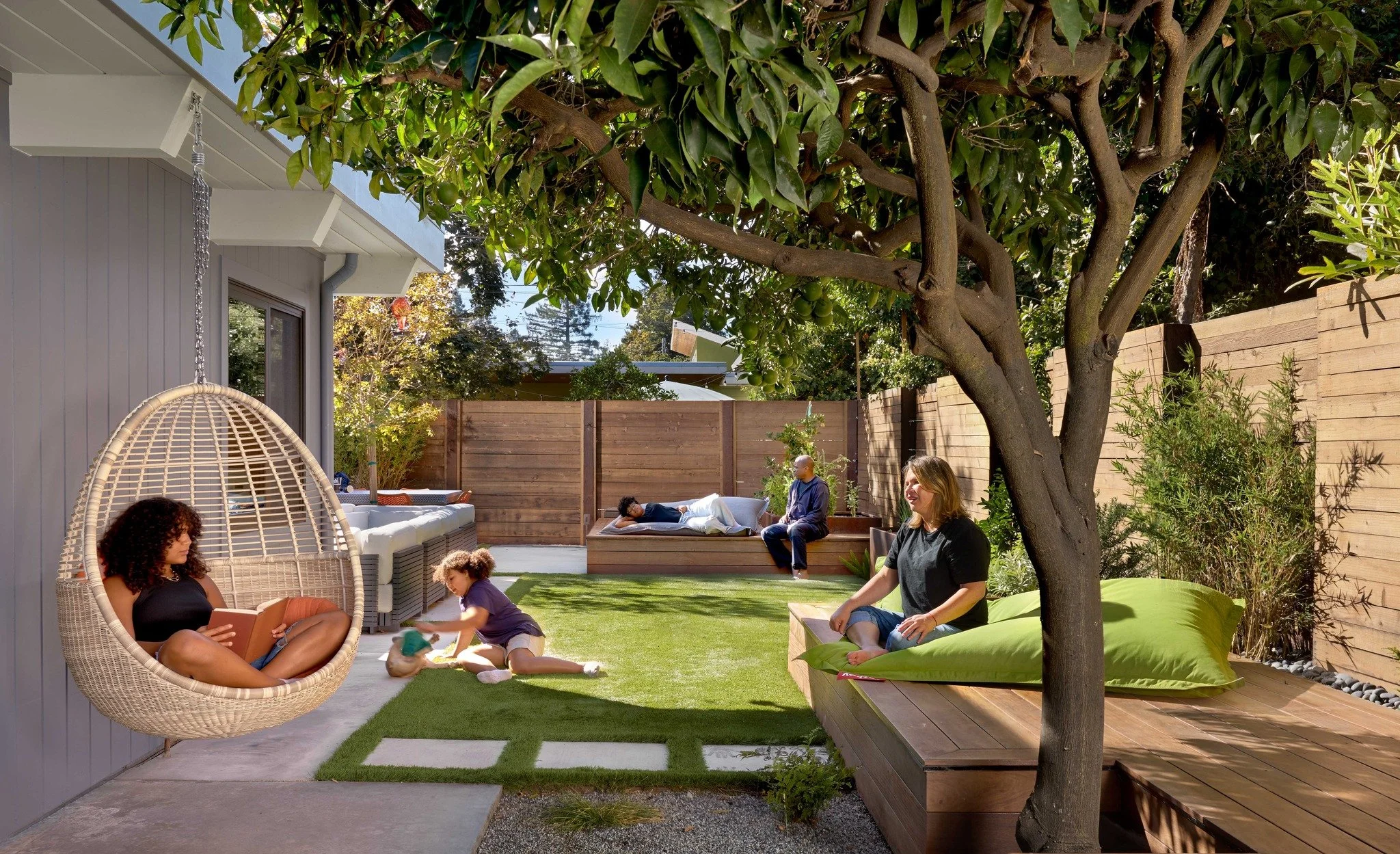 This yard might be compact, but it packs a punch! Designed for everyday life: sunny, social, and always in motion. This backyard of this #Eichler home unfolds from indoors to out, with spaces for gathering, lounging, and a little tree-shade quiet tim